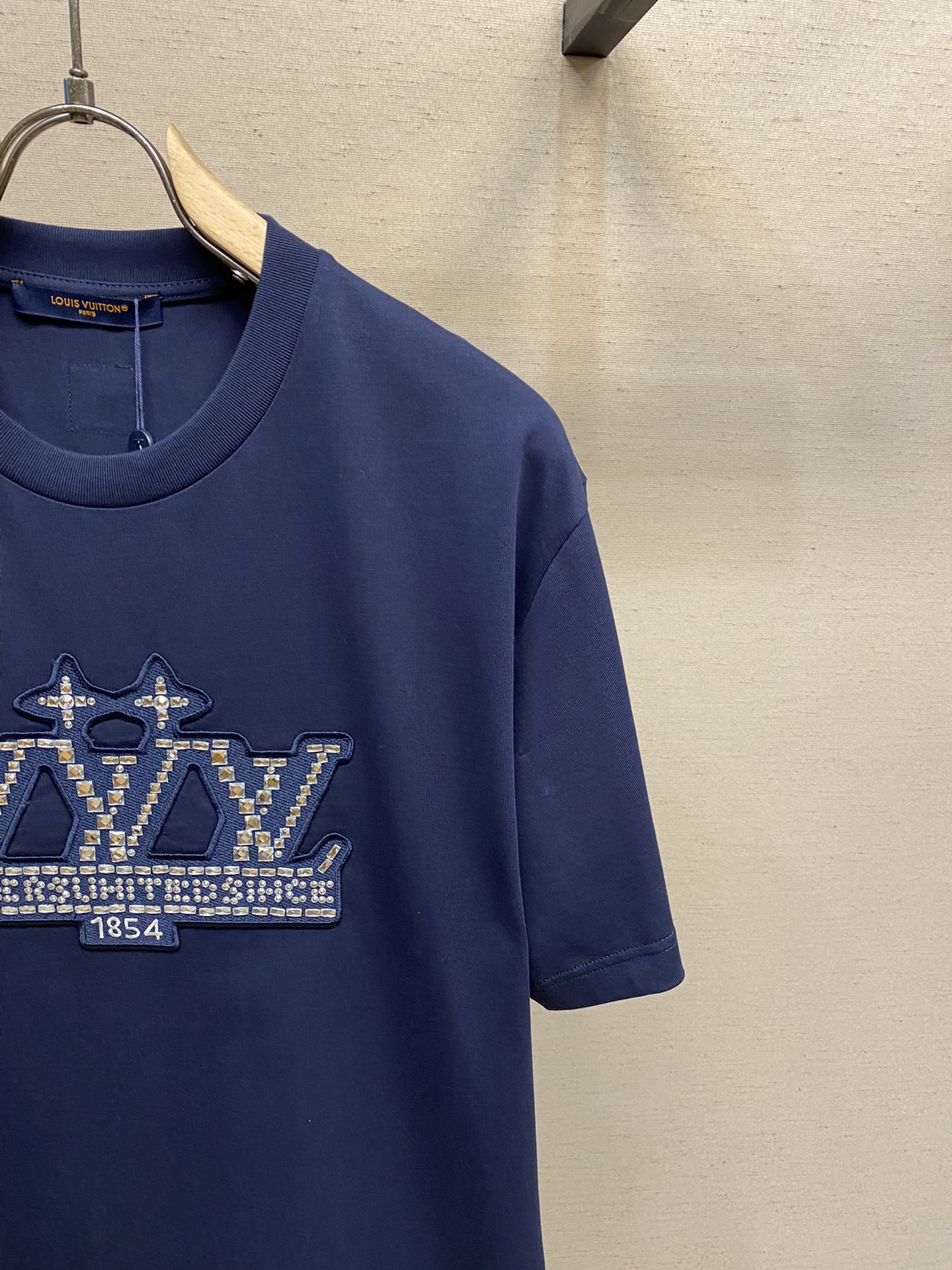 🌟🌟 1V 路易家2025FW 烫钻徽章刺绣重磅纯棉 半袖T恤 /后背新款品牌logo棉质半袖T恤 本款