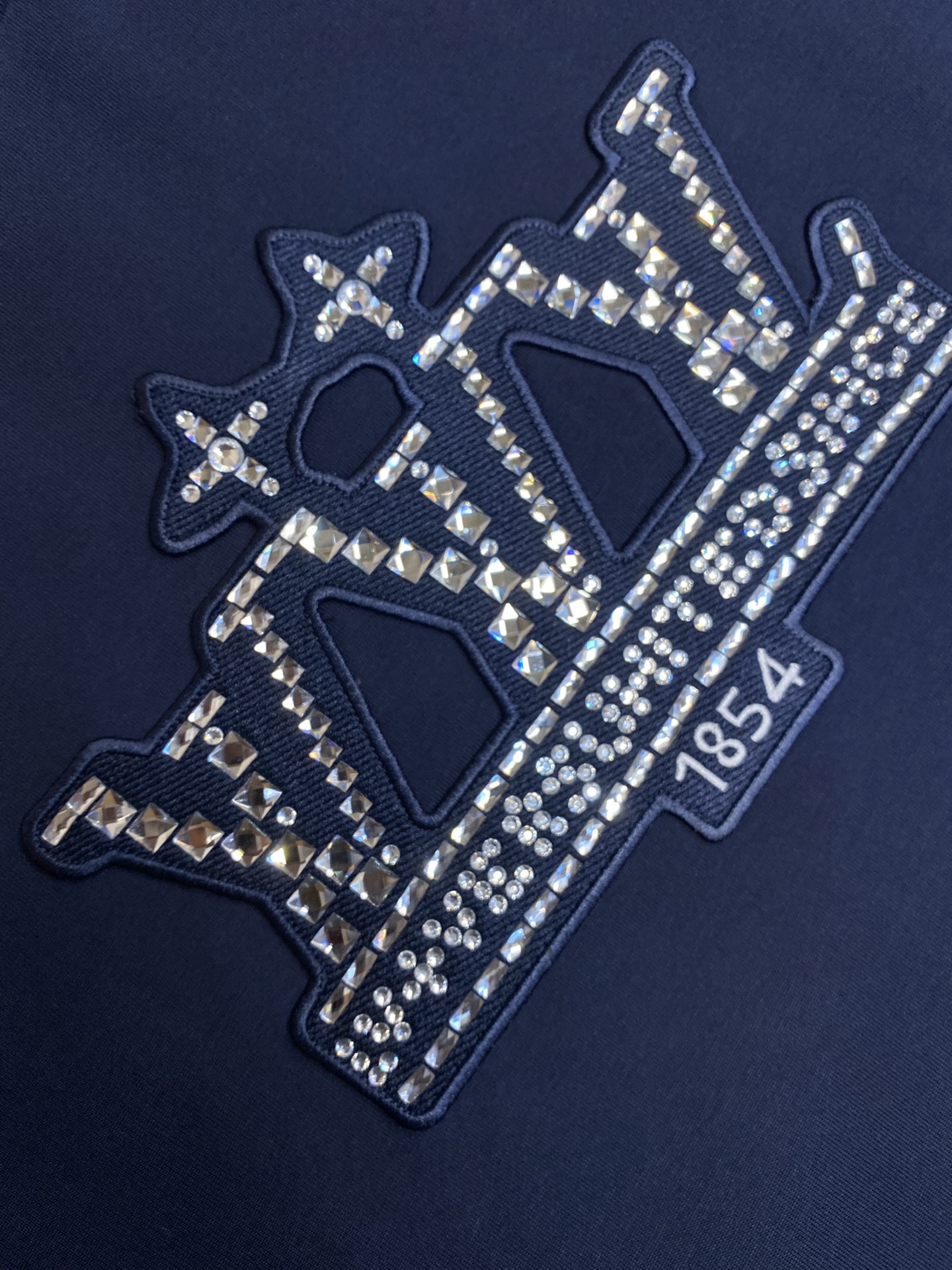 🌟🌟 1V 路易家2025FW 烫钻徽章刺绣重磅纯棉 半袖T恤 /后背新款品牌logo棉质半袖T恤 本款