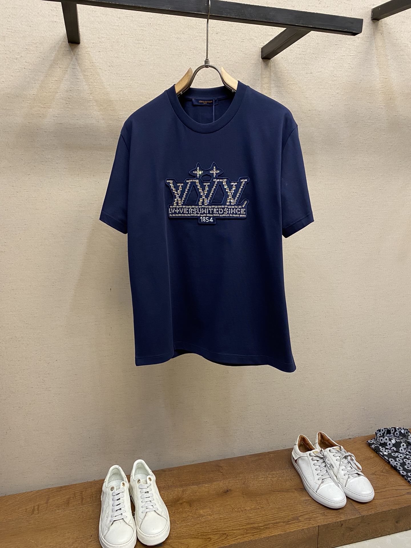 🌟🌟 1V 路易家2025FW 烫钻徽章刺绣重磅纯棉 半袖T恤 /后背新款品牌logo棉质半袖T恤 本款