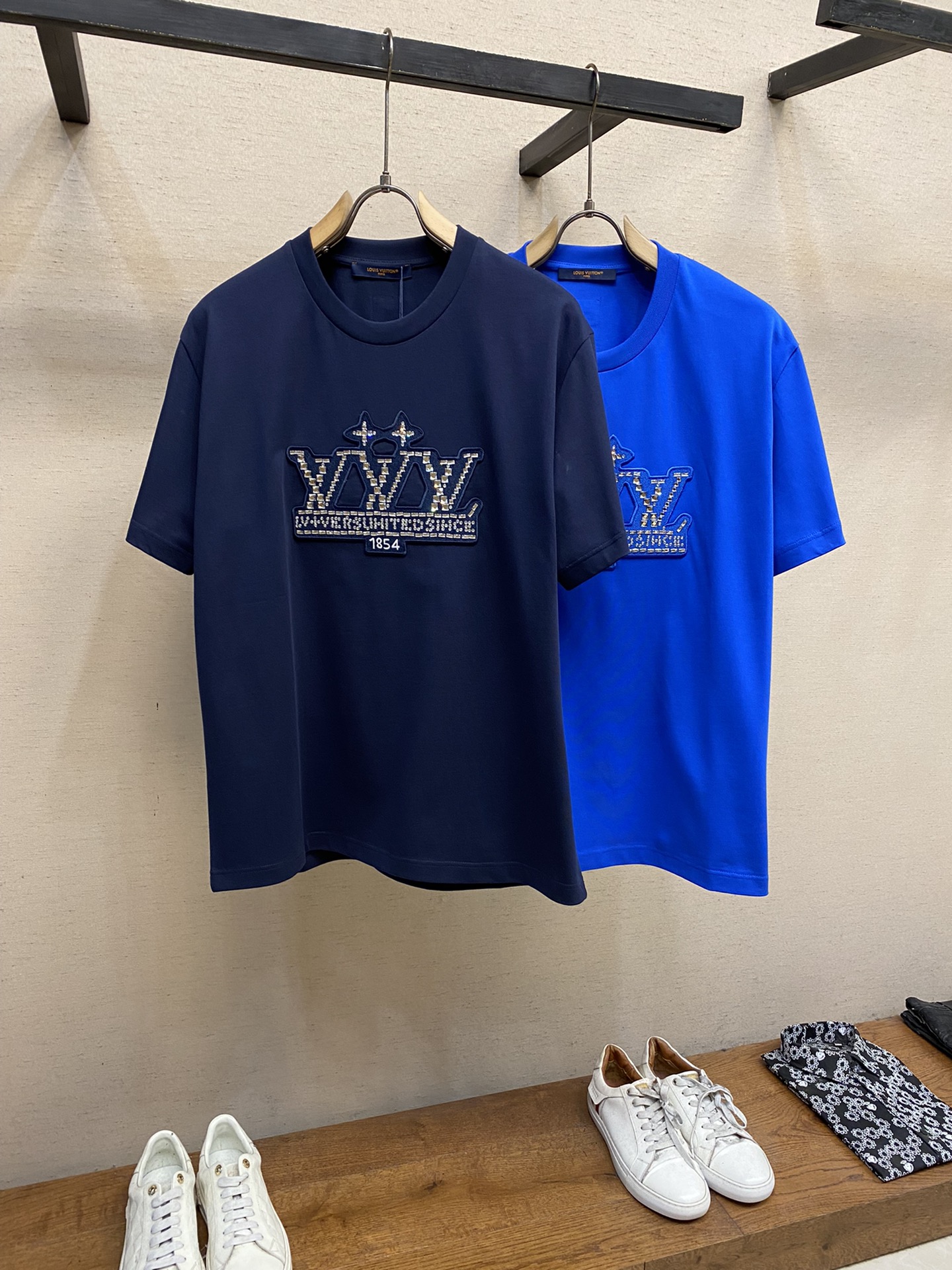 🌟🌟 1V 路易家2025FW 烫钻徽章刺绣重磅纯棉 半袖T恤 /后背新款品牌logo棉质半袖T恤 本款