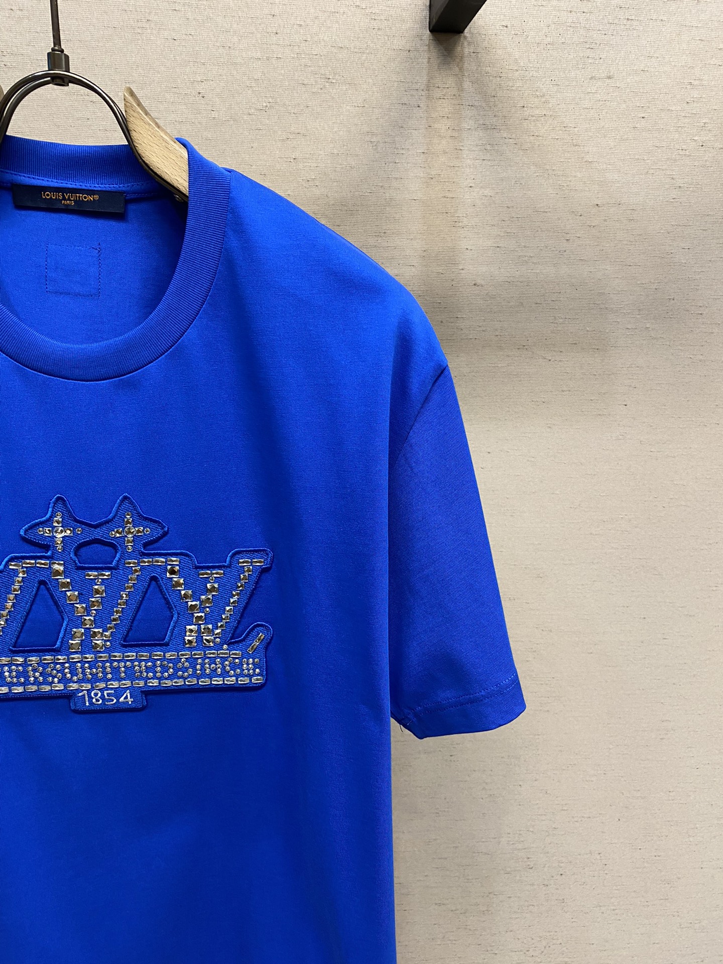 🌟🌟 1V 路易家2025FW 烫钻徽章刺绣重磅纯棉 半袖T恤 /后背新款品牌logo棉质半袖T恤 本款