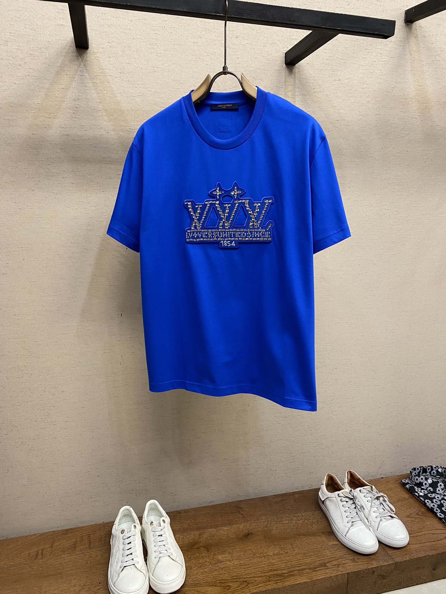 🌟🌟 1V 路易家2025FW 烫钻徽章刺绣重磅纯棉 半袖T恤 /后背新款品牌logo棉质半袖T恤 本款