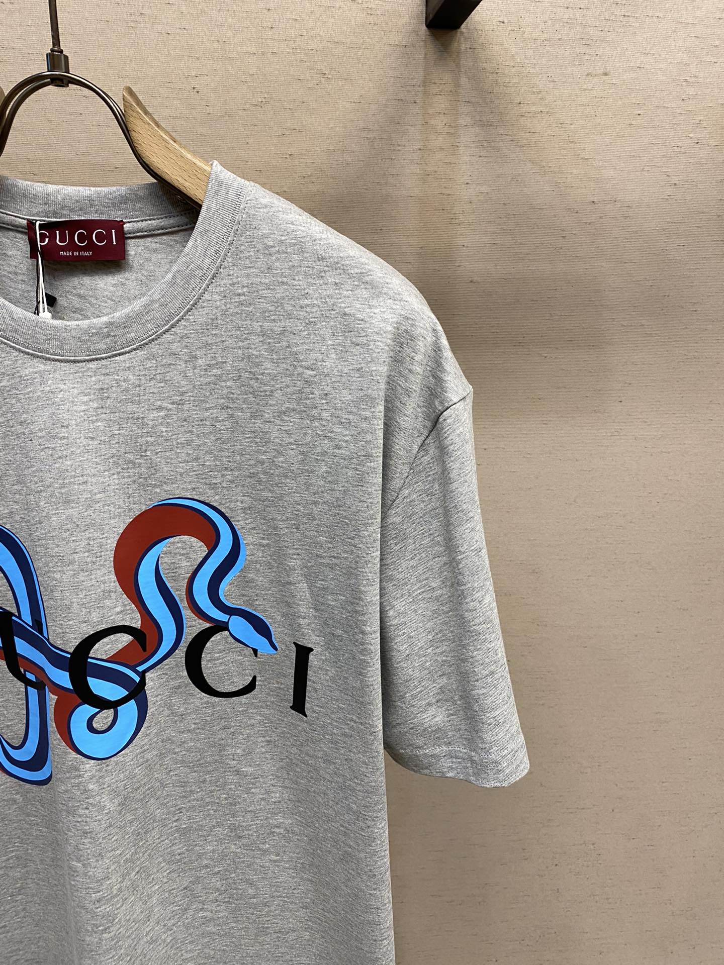🌟🌟 Gucci 古奇 贺岁蛇🐍形字母短袖T恤®
*精选280g 26支双纱紧密纺面料，透气性与舒适度兼