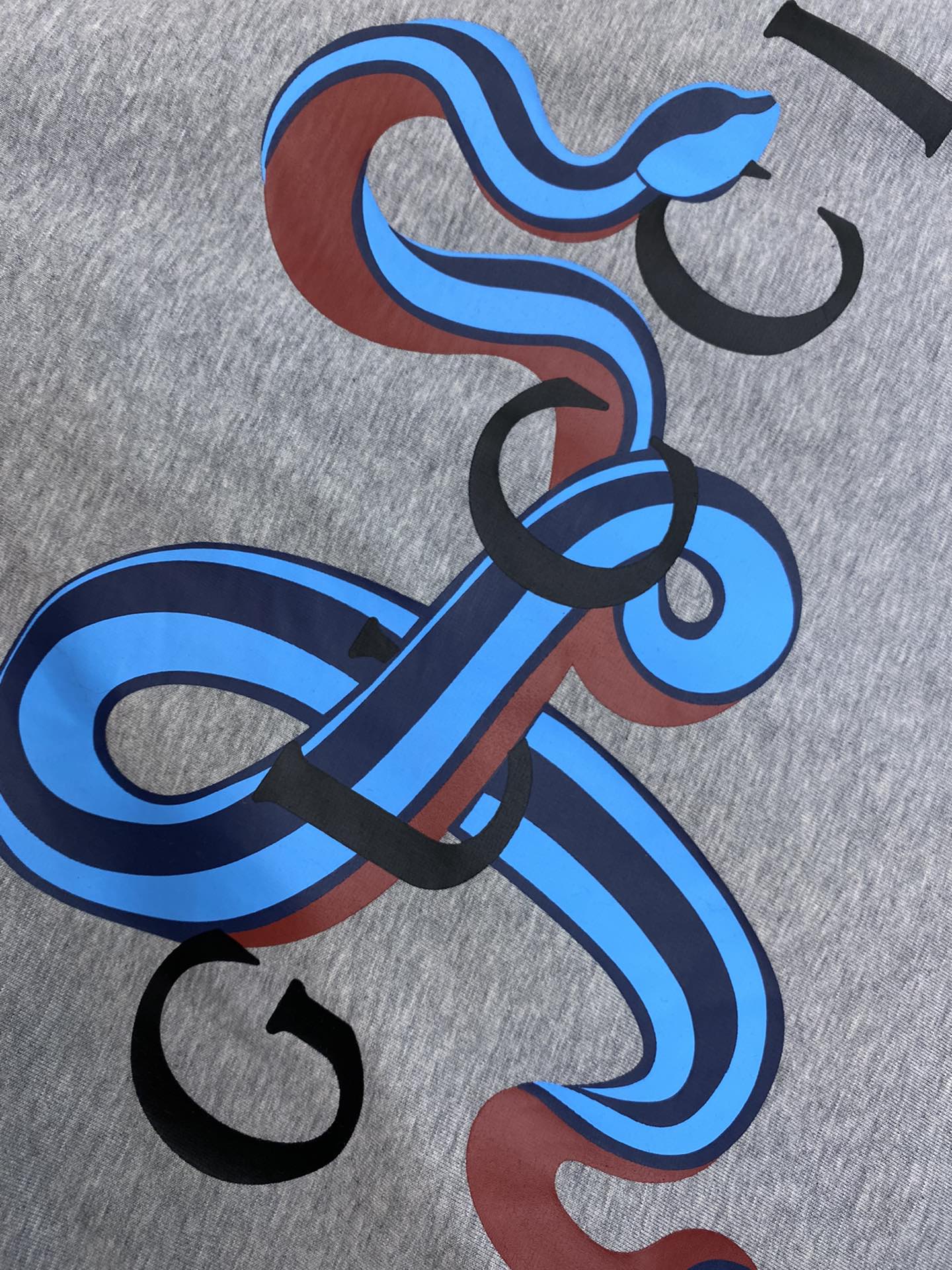 🌟🌟 Gucci 古奇 贺岁蛇🐍形字母短袖T恤®
*精选280g 26支双纱紧密纺面料，透气性与舒适度兼