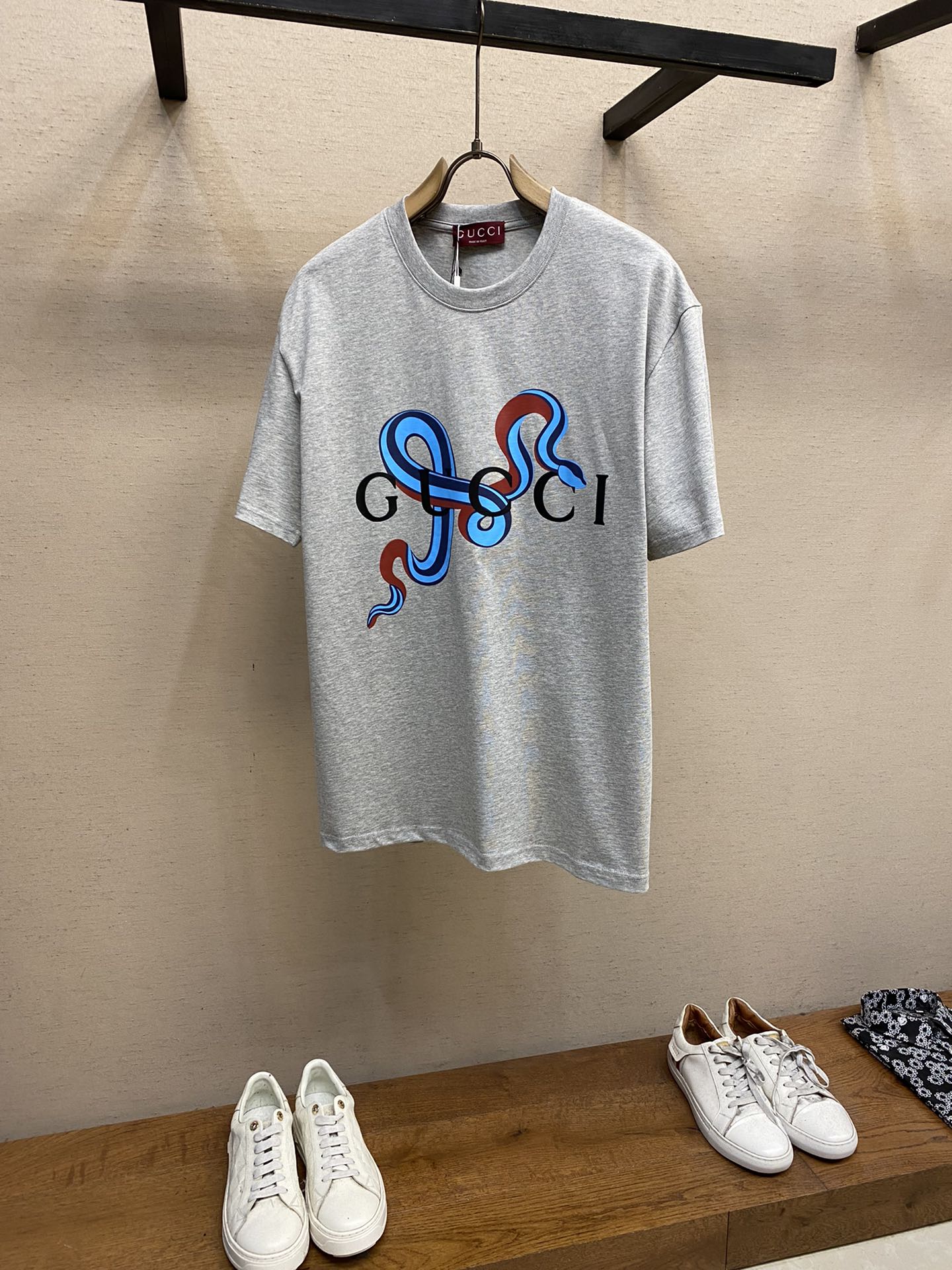 🌟🌟 Gucci 古奇 贺岁蛇🐍形字母短袖T恤®
*精选280g 26支双纱紧密纺面料，透气性与舒适度兼