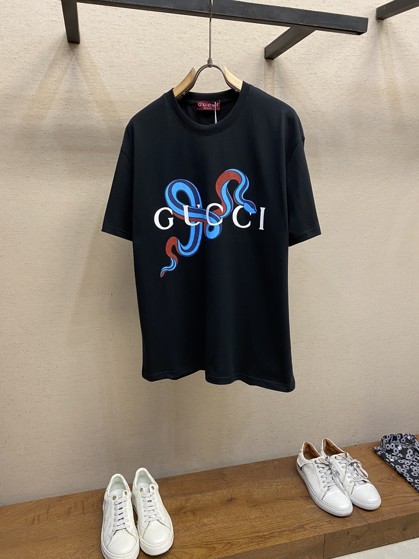🌟🌟 Gucci 古奇 贺岁蛇🐍形字母短袖T恤®
*精选280g 26支双纱紧密纺面料,透气性与舒适度兼