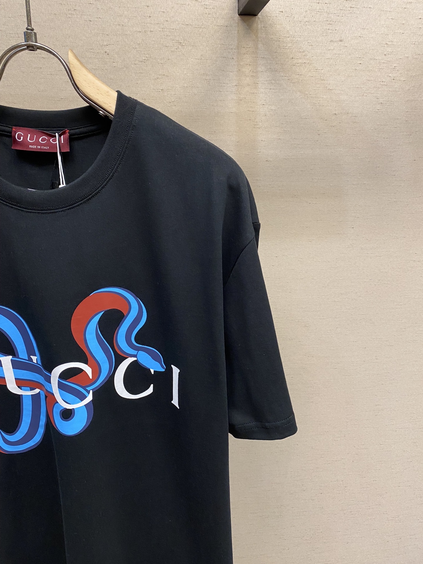 🌟🌟 Gucci 古奇 贺岁蛇🐍形字母短袖T恤®
*精选280g 26支双纱紧密纺面料,透气性与舒适度兼
