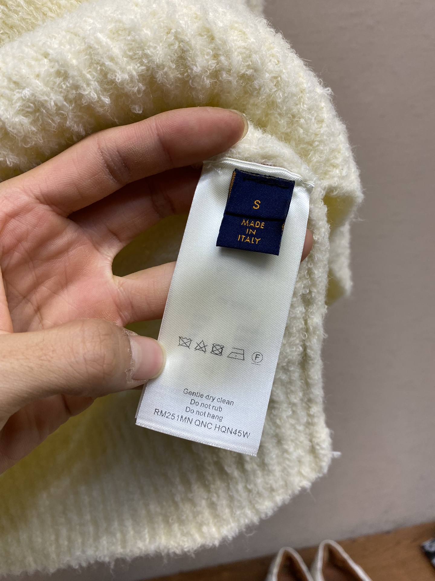 🌟🌟  1V路易家2025FW 绵羊毛混纺前后嵌花1V字母圆领衫穿着舒适保暖可轻松融入闲适及摩登造型。成