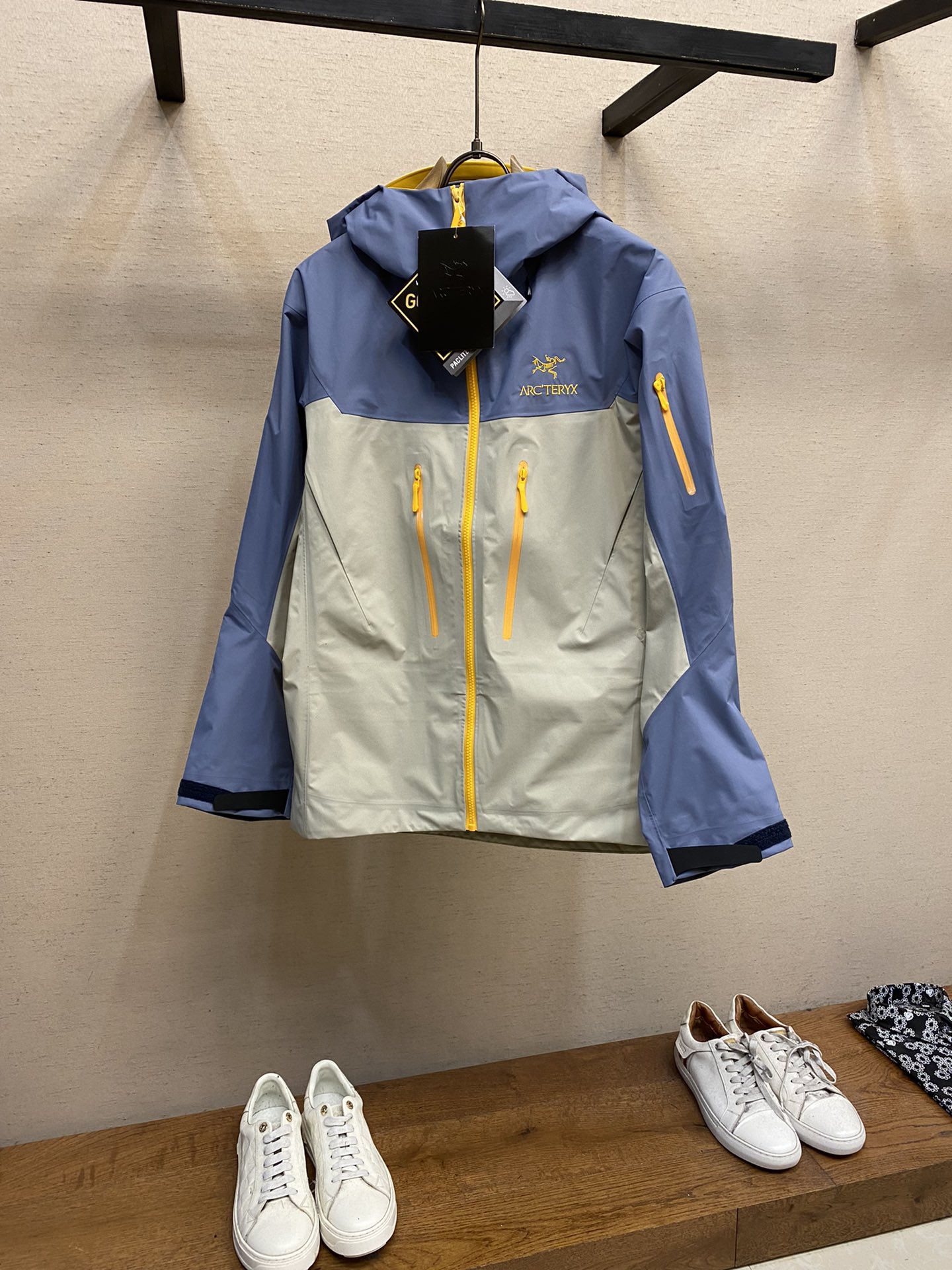 NO:510172,Aretery, support after-sales after-sales Archaeoptera bird's snake year limited jacket jacket.- Arc bird Alpha sv LNY Snake Year Limited. Every Sunday, Archaeoptera bird will use the twelve zodiac signs as the idea of ​​a joint new year limited edition. This year is no exception. The limited chest logo of this year is the gold-label logo. The snake shape on the sleeves is also eye-catching. The hat also has snake scales to embellish the entire color. The color of the whole dress is golden-dark blue-brown. The overall design looks bright and full. The hard shell limited Alpha SV JACKET is decorated with snake-shaped patterns on the cuffs and inner pockets, and the edges of the limited hat are also decorated with snake scale printing design. The tenacity spirit represented by the snake '' is just like the fearless challenge and courageous move forward advocated by the Archaeoptera bird's alpine spirit.  Waterproof and waterproof are international ISO standard 90 (ISO4) level to achieve the rolling effect of lotus leaf water droplets!  The fabric is made of 2L double-layer Gore-tex fabric, and the surface of the fabric is super high-strength waterproof and the inner layer is coated, so the three-layer waterproof effect is achieved, making the garment have excellent waterproof, stain-proof and breathable effect. The glue used for craft pressing is iron diamond glue strips. The diving suit sold on the market is the glue of this brand, which is different from the ordinary pressing on the market. The imported embroidery of the embroidery machine restores ZP. The embroidery of Bailingda embroidery is neat and three-dimensional, full and three-dimensional, and the charm of each letter. The neat and three-dimensional effect is strong. Size S-XXL,,loro pianaarc'teryx,jackets & coats,jackets & coats,hats,alexander wang19860909Aretery、支持年后售后始祖鸟蛇年限定冲锋衣 夹克外套.- Arc鸟Alpha sv LNY蛇年限定众所周日每年始祖鸟都会以十二生肖为思路出一款联名款的新年限定,今年也不例外 此次的蛇年限定胸口logo为金标衣袖上的蛇形图案也很吸睛帽子上还有蛇鳞为点缀整个衣服的颜色为金黄-深蓝-棕整体看上去很亮设计感拉满.硬壳 限定款Alpha SV JACKET 在袖口和内侧口袋饰有蛇形图案,限定款的帽子边缘同样点缀着蛇鳞印花设计.蛇“”所代表的坚韧精神,正如始祖鸟高山精神所倡导的无畏挑战、勇往直前. 防水防水为国际ISO标准90（ISO4）级别达到荷叶水珠滚动效果！ 面料采用2L双层Gore-tex面料,面料表层做超高强度防水,内层覆膜,所以到达三层防水的效果,使成衣具有防水防污透气的出色效果. 工艺压胶采用的胶水为铁金刚胶条,市面销售的潜水服就是这个牌子的胶水,区别市面普通压胶 刺绣进口百灵达刺绣机还原ZP.百灵达刺绣工整立体,饱满度立体感以及每个字母的神韵特点,一笔一划工工整整立体效果强烈. 尺码S-XXL,,loro pianaarc'teryx,jackets & coats,jackets & coats,hats,alexander wang,Men's clothing