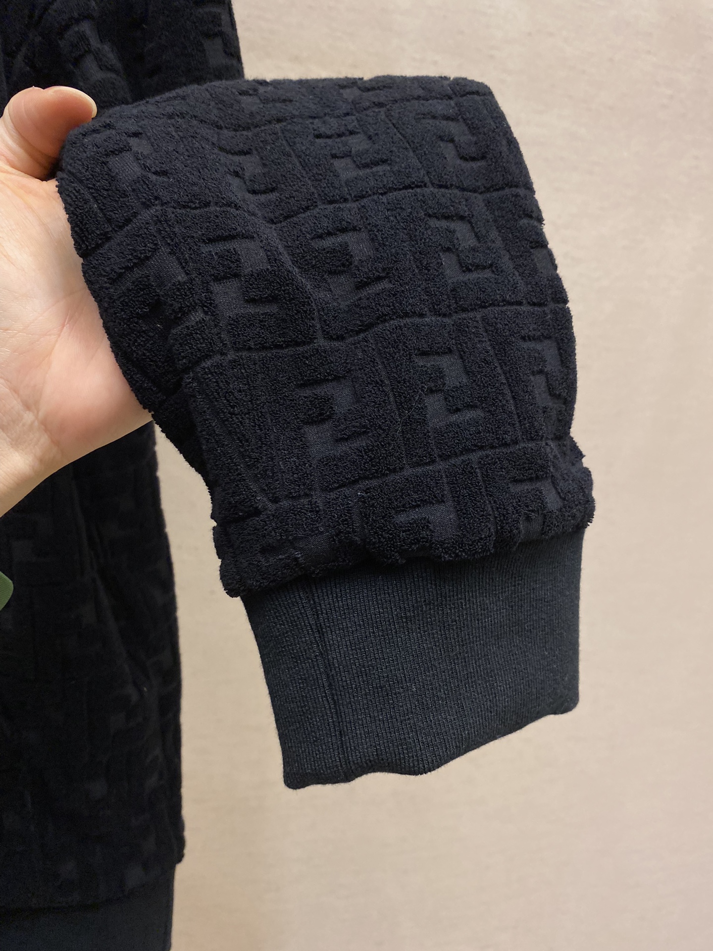 🌟🌟Fendi、满印运动衫

面料采用：
100%棉材质：这款运动衫采用100%棉的FF毛巾布材质，柔软