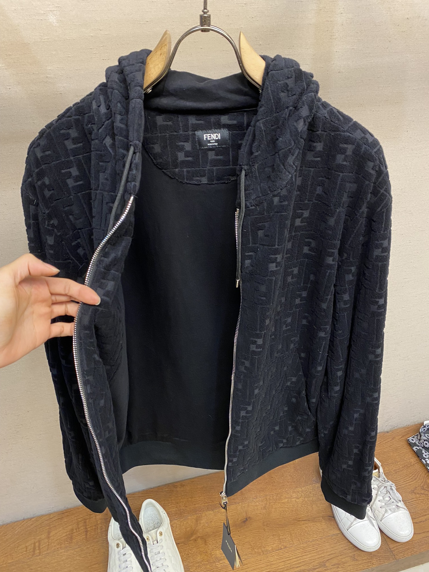 🌟🌟Fendi、满印运动衫

面料采用：
100%棉材质：这款运动衫采用100%棉的FF毛巾布材质，柔软