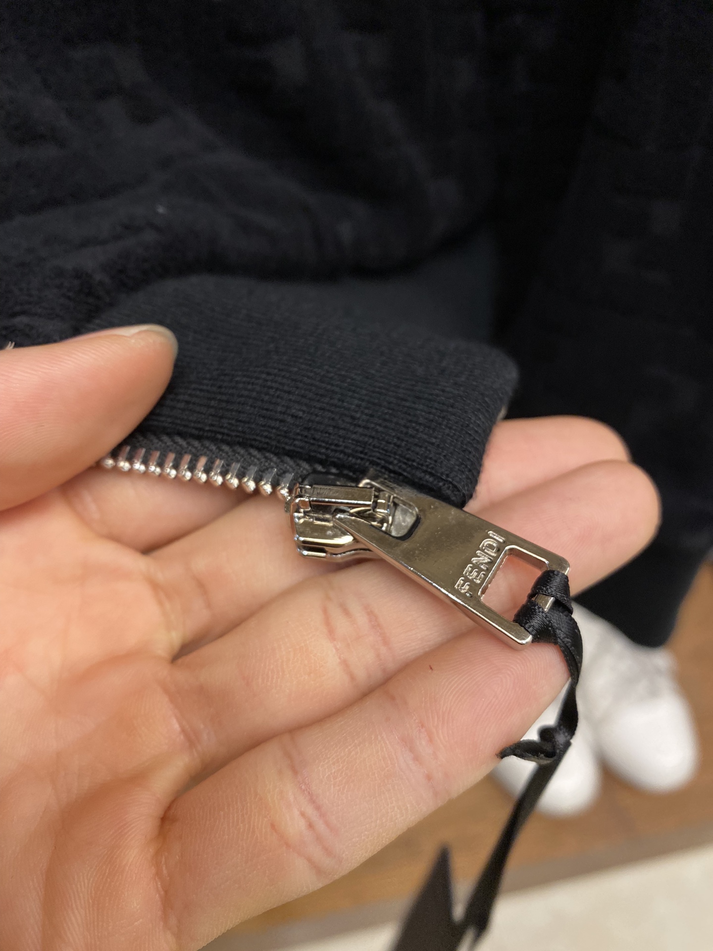 🌟🌟Fendi、满印运动衫

面料采用：
100%棉材质：这款运动衫采用100%棉的FF毛巾布材质，柔软