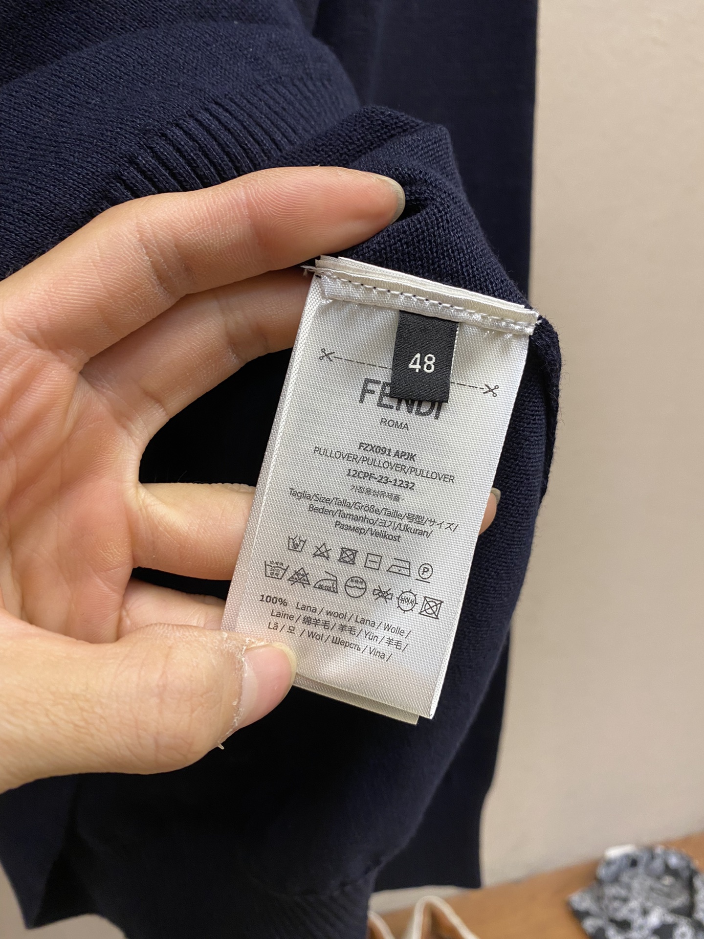 🌟🌟Fendi、海军蓝毛衣

材质与工艺
100%羊毛纱线：采用高品质的羊毛纱线制成，手感细腻柔软，保暖