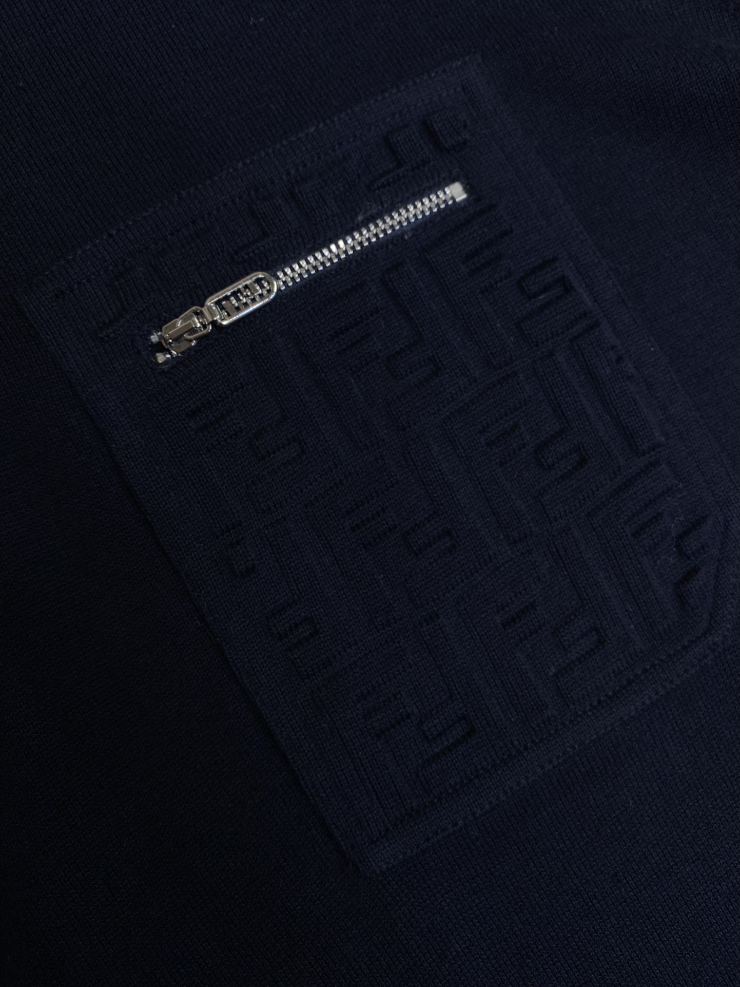🌟🌟Fendi、海军蓝毛衣

材质与工艺
100%羊毛纱线：采用高品质的羊毛纱线制成，手感细腻柔软，保暖