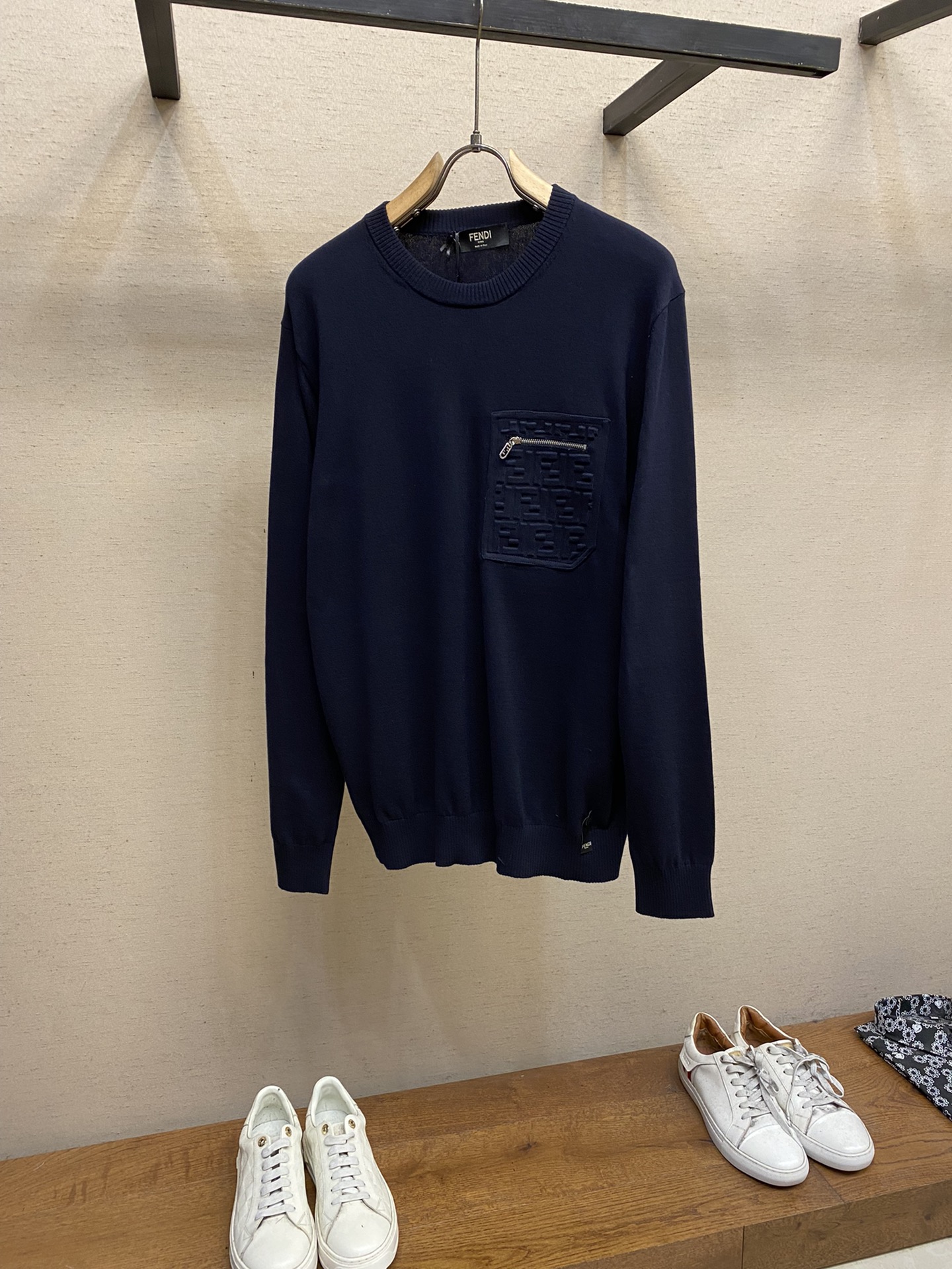 🌟🌟Fendi、海军蓝毛衣

材质与工艺
100%羊毛纱线：采用高品质的羊毛纱线制成，手感细腻柔软，保暖