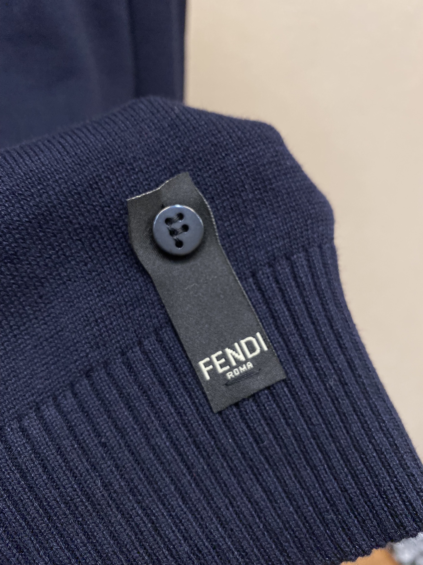 🌟🌟Fendi、海军蓝毛衣

材质与工艺
100%羊毛纱线：采用高品质的羊毛纱线制成，手感细腻柔软，保暖