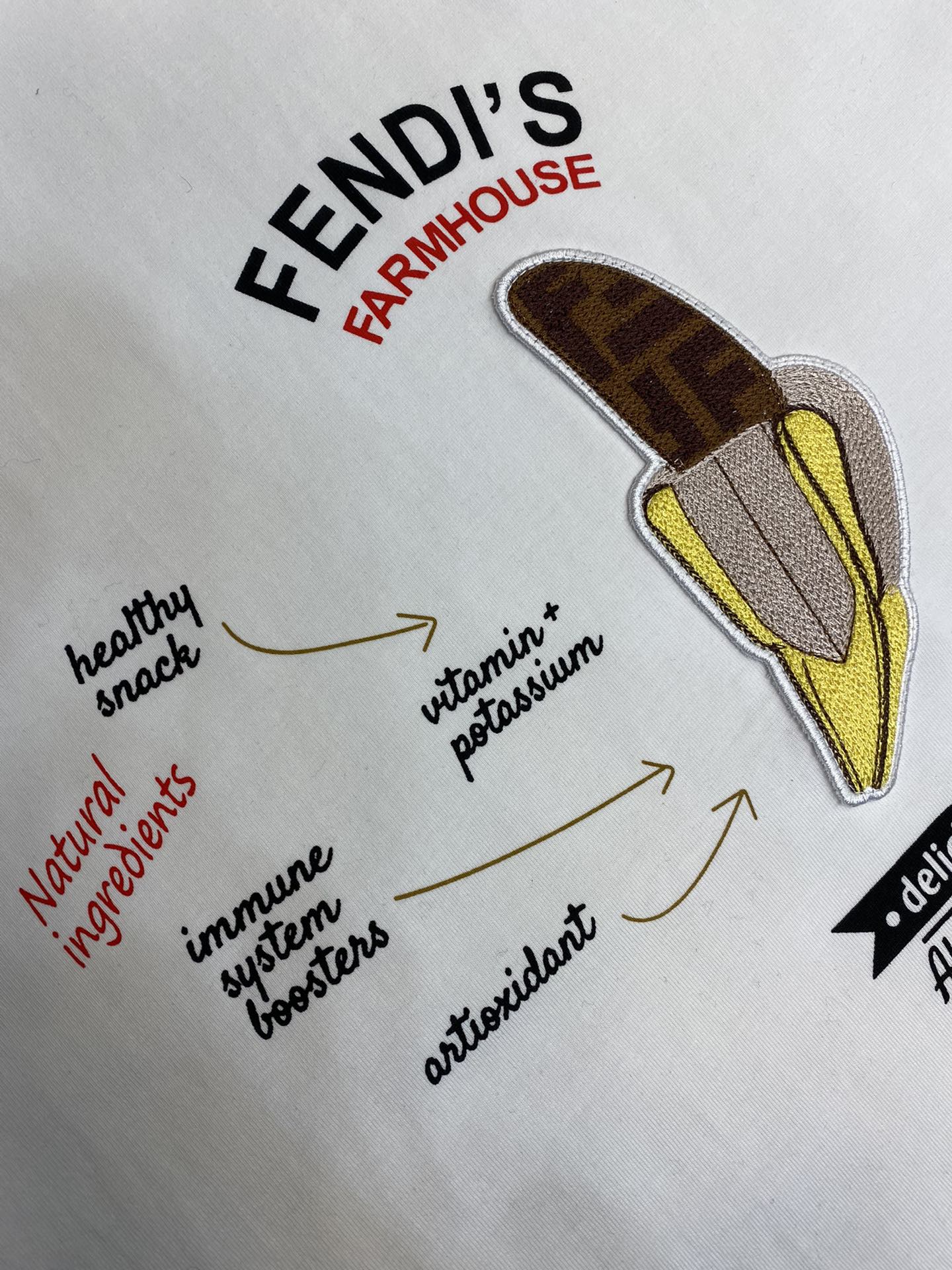 🌟🌟Fendi、男女 tee短袖T
25早春胶囊系列 香蕉🍌图案
面料厚度适中 不会过厚或过薄 透气舒适