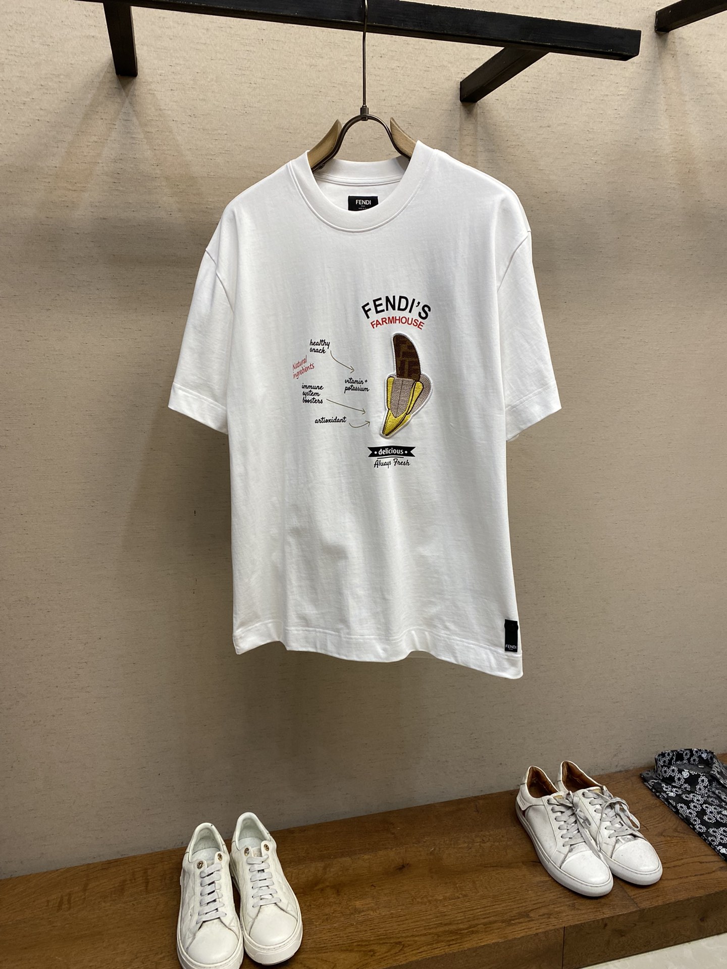 🌟🌟Fendi、男女 tee短袖T
25早春胶囊系列 香蕉🍌图案
面料厚度适中 不会过厚或过薄 透气舒适