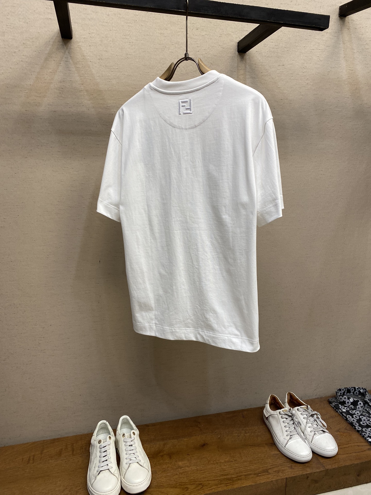 🌟🌟Fendi、男女 tee短袖T
25早春胶囊系列 香蕉🍌图案
面料厚度适中 不会过厚或过薄 透气舒适
