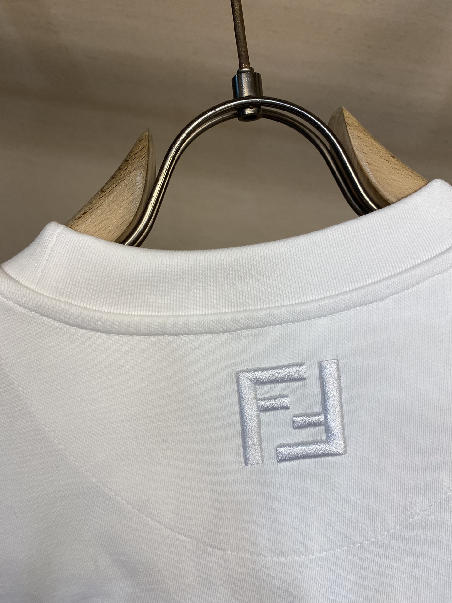 🌟🌟Fendi、男女 tee短袖T
25早春胶囊系列 香蕉🍌图案
面料厚度适中 不会过厚或过薄 透气舒适