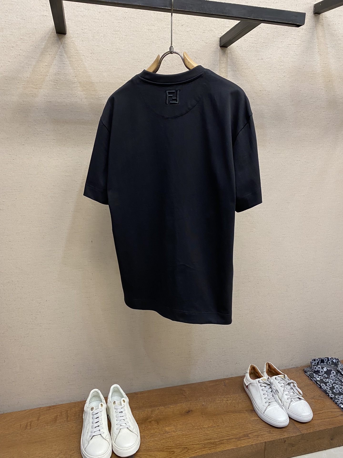 🌟🌟Fendi、男女 tee短袖T
25早春胶囊系列 香蕉🍌图案
面料厚度适中 不会过厚或过薄 透气舒适