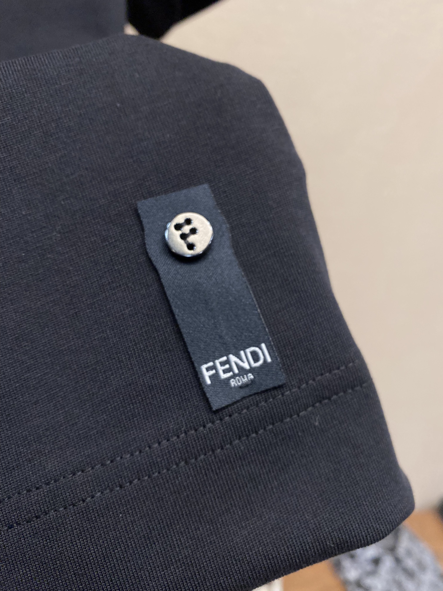 🌟🌟Fendi、男女 tee短袖T
25早春胶囊系列 香蕉🍌图案
面料厚度适中 不会过厚或过薄 透气舒适