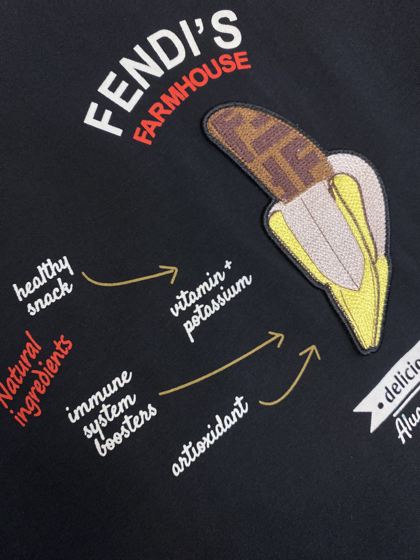 🌟🌟Fendi、男女 tee短袖T
25早春胶囊系列 香蕉🍌图案
面料厚度适中 不会过厚或过薄 透气舒适