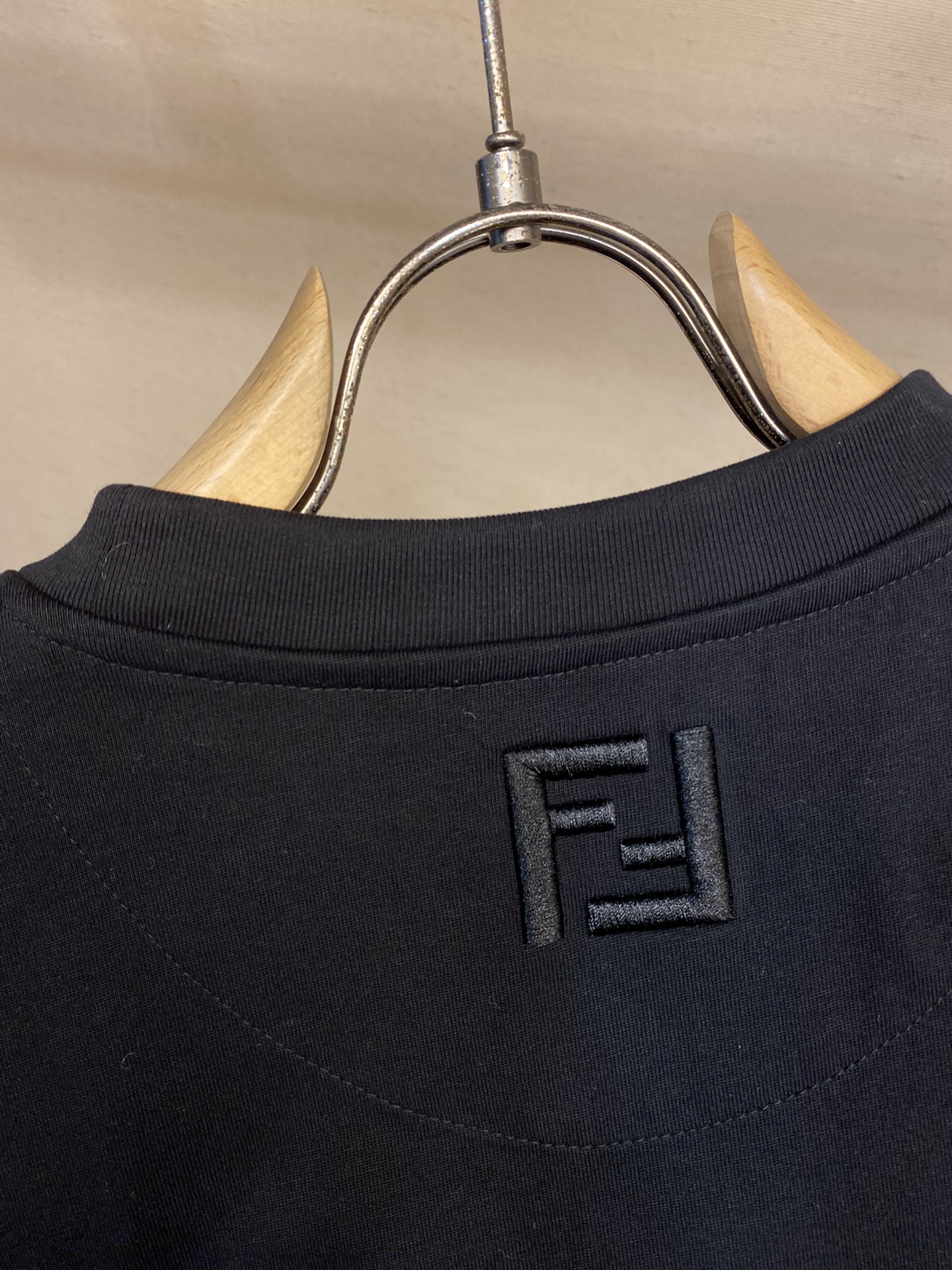🌟🌟Fendi、男女 tee短袖T
25早春胶囊系列 香蕉🍌图案
面料厚度适中 不会过厚或过薄 透气舒适