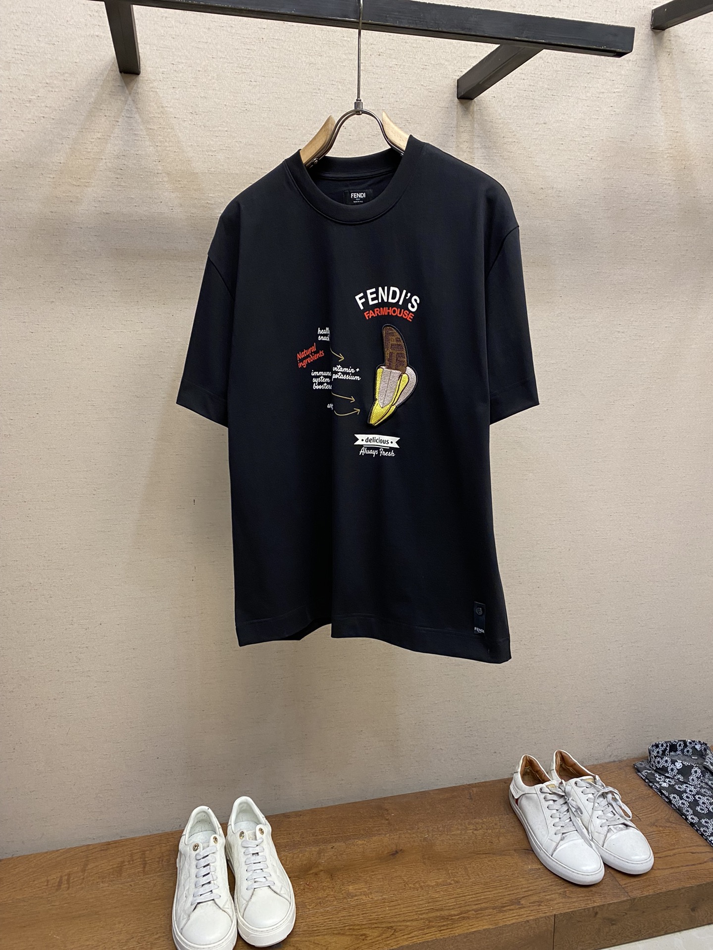 🌟🌟Fendi、男女 tee短袖T
25早春胶囊系列 香蕉🍌图案
面料厚度适中 不会过厚或过薄 透气舒适