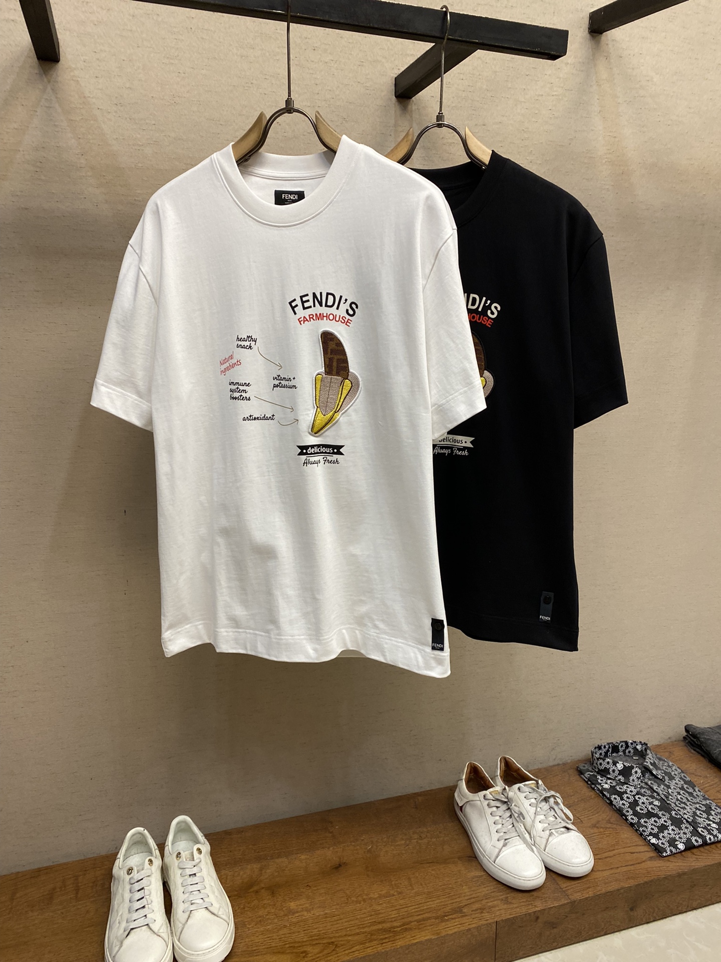 🌟🌟Fendi、男女 tee短袖T
25早春胶囊系列 香蕉🍌图案
面料厚度适中 不会过厚或过薄 透气舒适