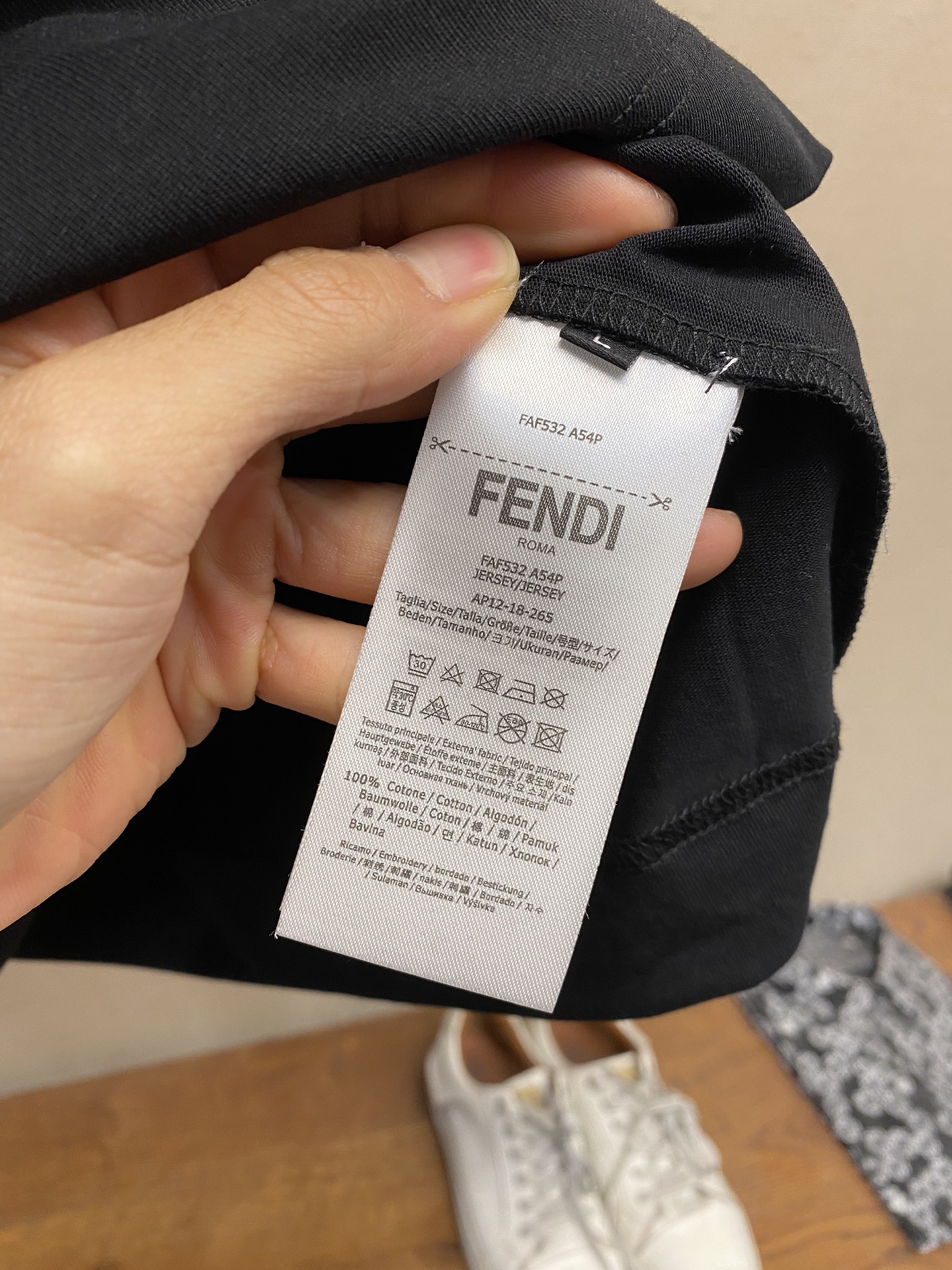 🌟🌟Fendi、男女 tee短袖T
25早春胶囊系列 香蕉🍌图案
面料厚度适中 不会过厚或过薄 透气舒适