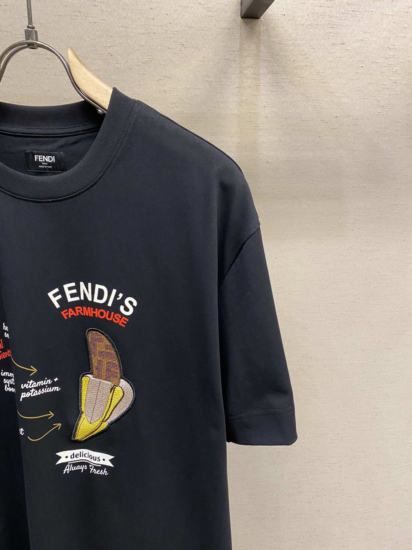 🌟🌟Fendi、男女 tee短袖T
25早春胶囊系列 香蕉🍌图案
面料厚度适中 不会过厚或过薄 透气舒适