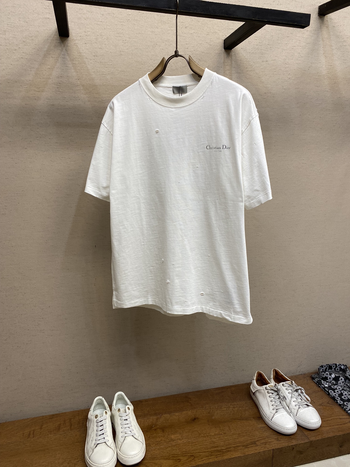 🌟🌟Dior、竹节棉 t-shirt短袖T
经典破洞 tee 镂空效果 时尚 个性
重磅竹节棉打造 微粗