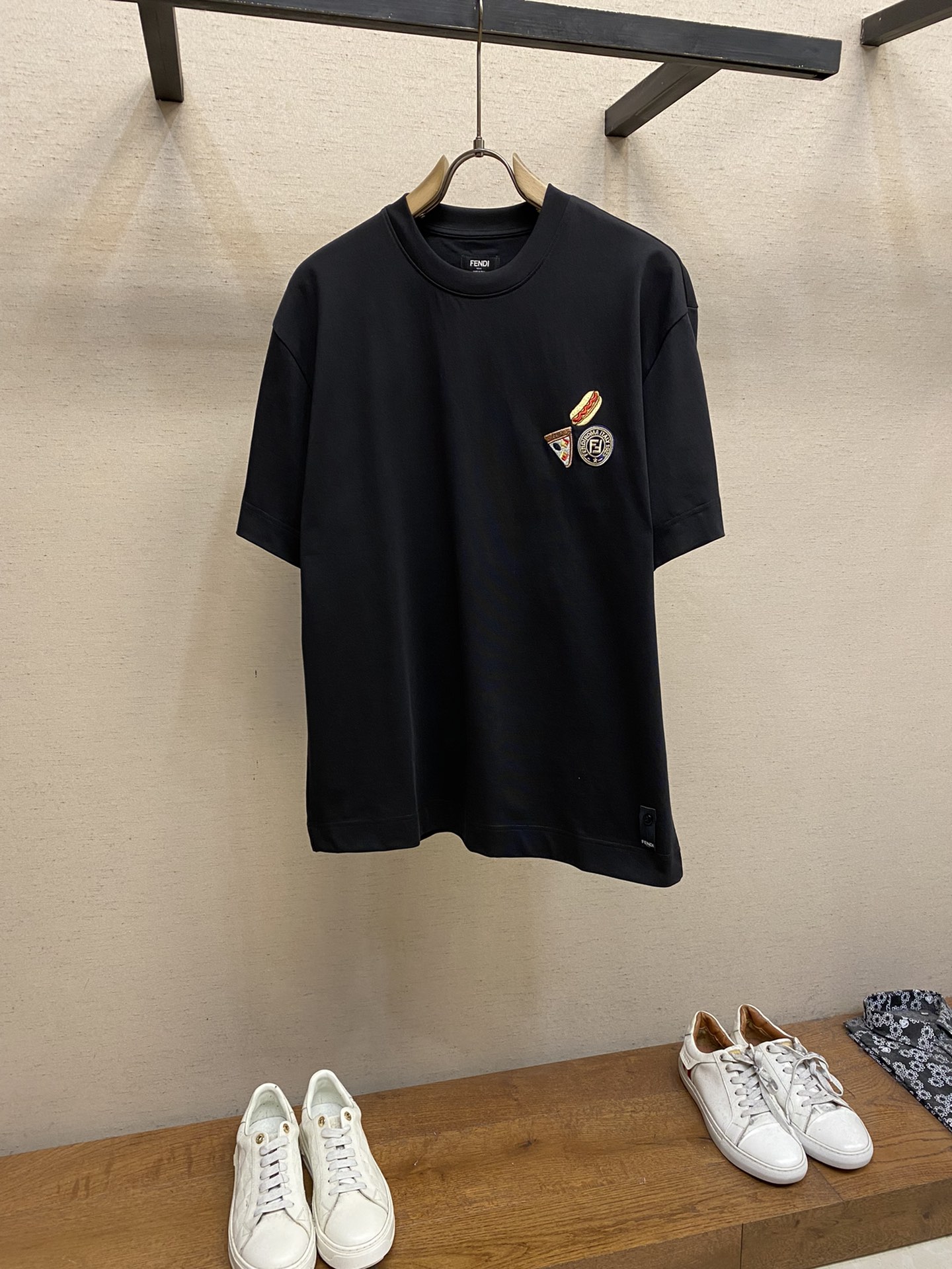 🌟🌟Fendi、男女 tee短袖T
25早春胶囊系列 🍕🌭️刺绣图案
面料厚度适中 不会过厚或过薄 透气