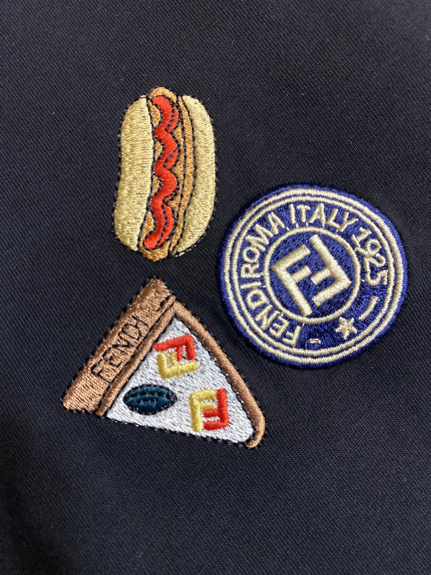 🌟🌟Fendi、男女 tee短袖T
25早春胶囊系列 🍕🌭️刺绣图案
面料厚度适中 不会过厚或过薄 透气