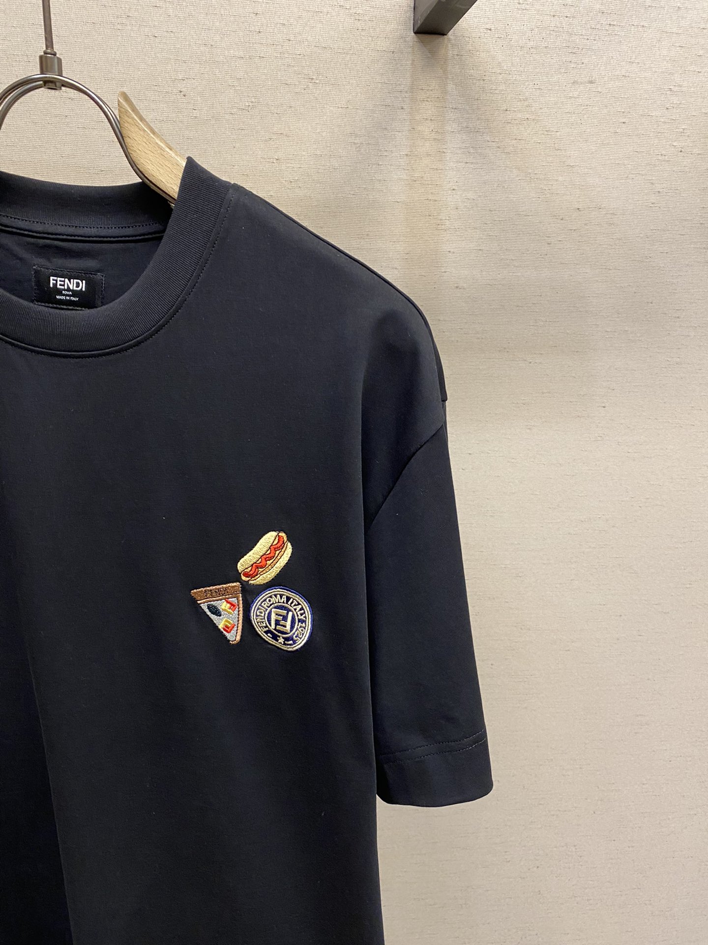 🌟🌟Fendi、男女 tee短袖T
25早春胶囊系列 🍕🌭️刺绣图案
面料厚度适中 不会过厚或过薄 透气