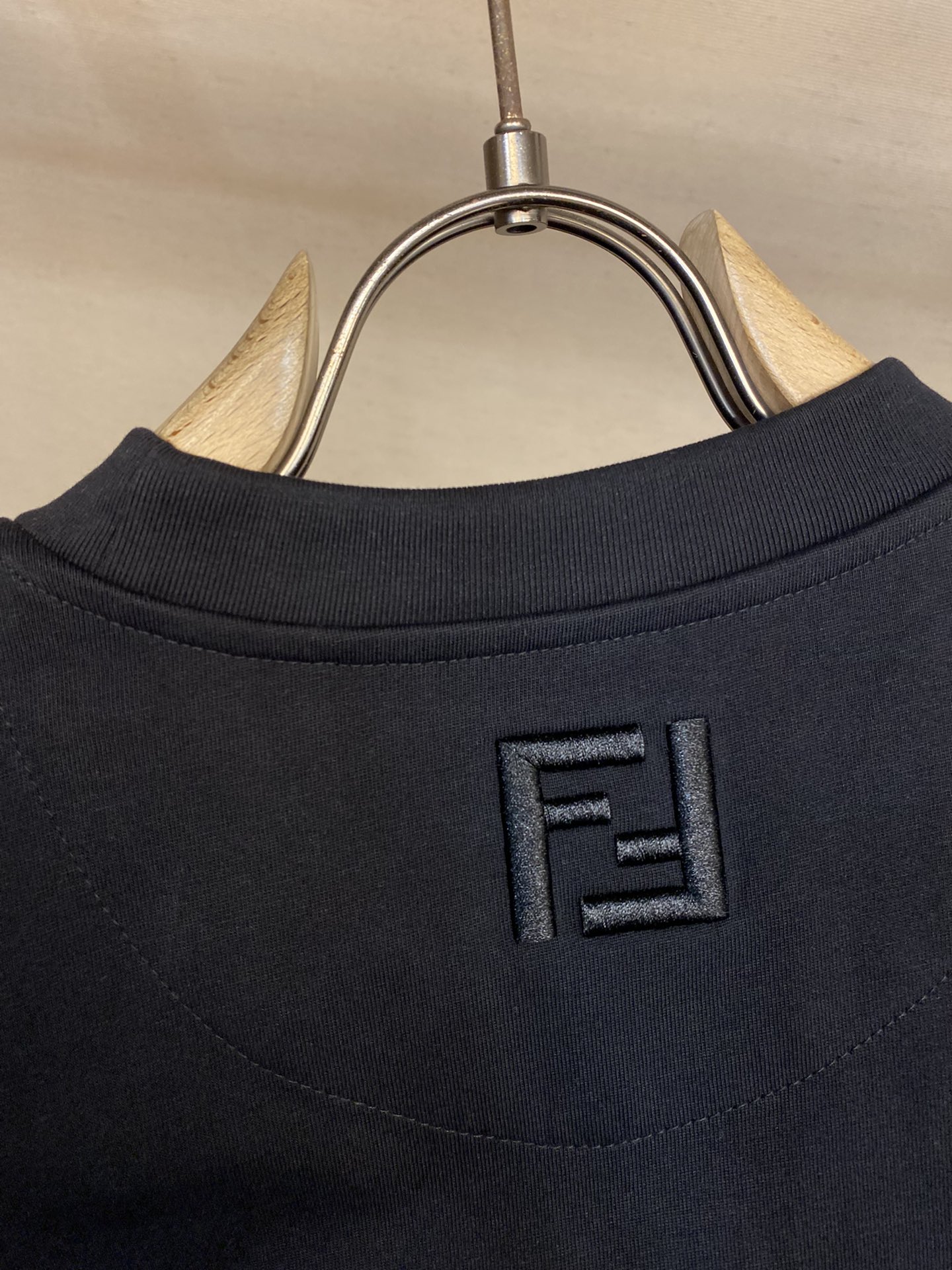 🌟🌟Fendi、男女 tee短袖T
25早春胶囊系列 🍕🌭️刺绣图案
面料厚度适中 不会过厚或过薄 透气