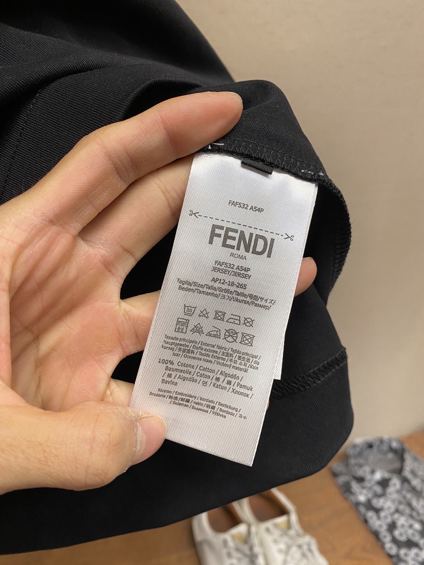 🌟🌟Fendi、男女 tee短袖T
25早春胶囊系列 🍕🌭️刺绣图案
面料厚度适中 不会过厚或过薄 透气