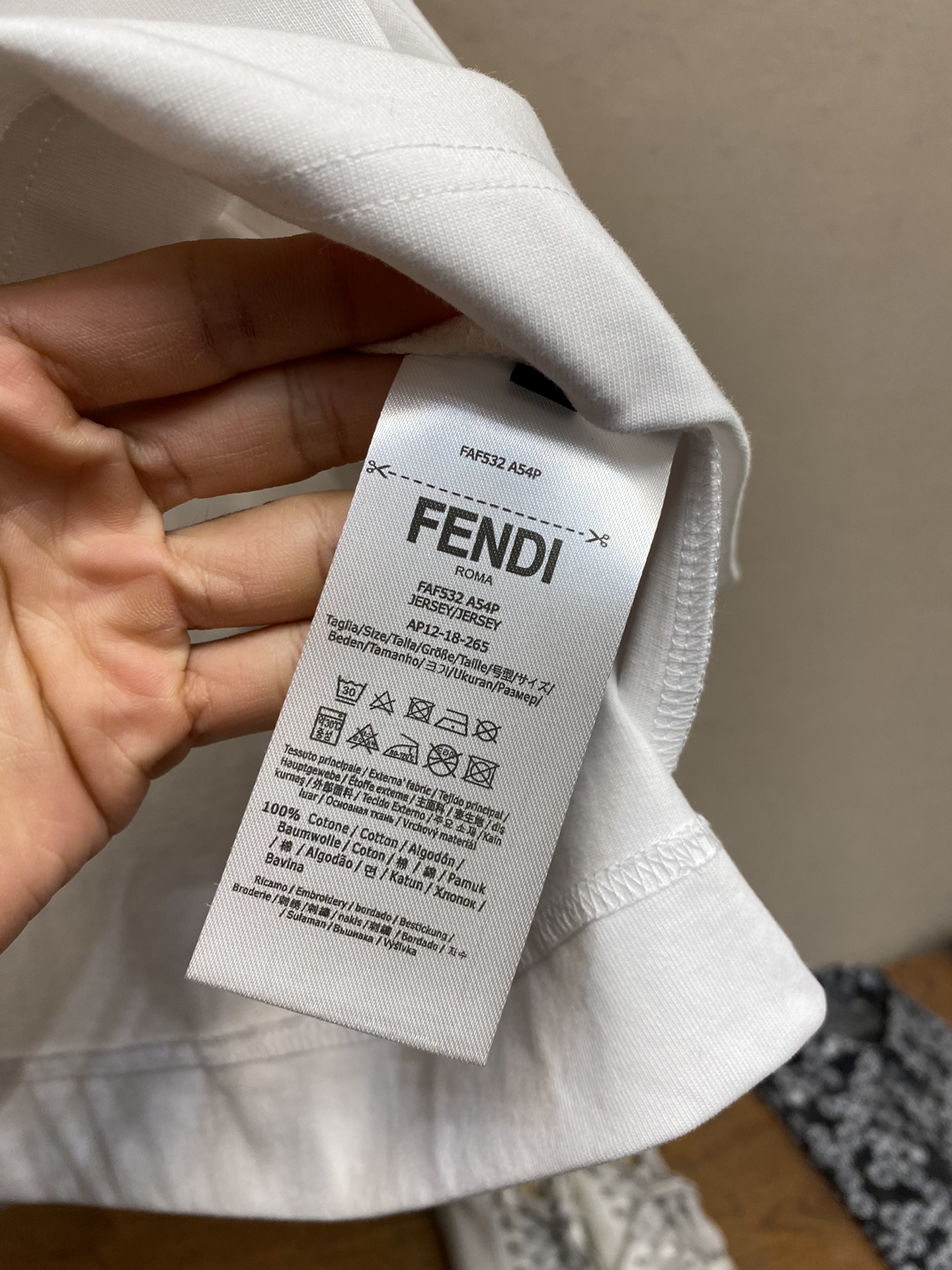 🌟🌟Fendi、男女 tee短袖T
25早春胶囊系列 🍕🌭️刺绣图案
面料厚度适中 不会过厚或过薄 透气