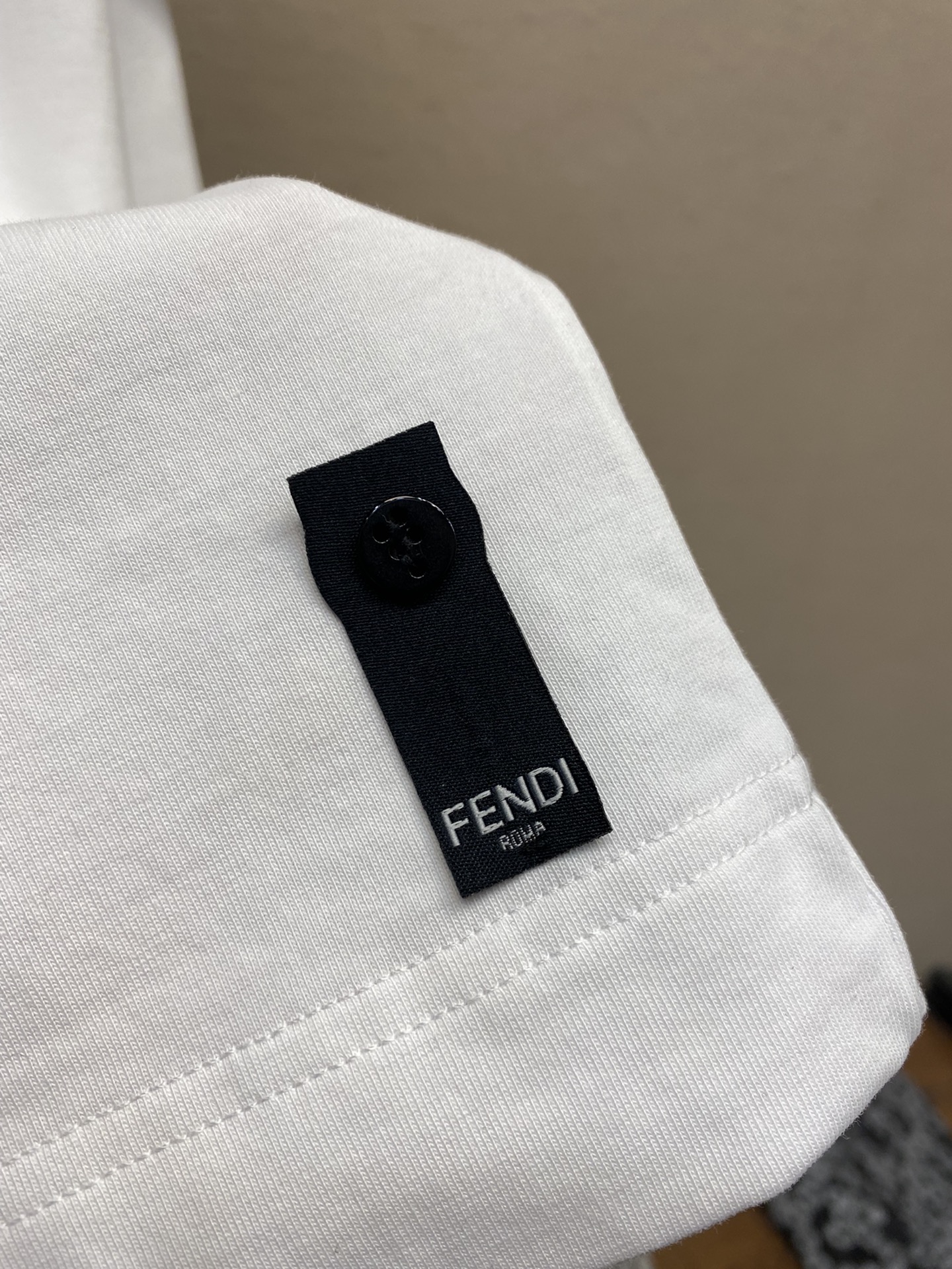 🌟🌟Fendi、男女 tee短袖T
25早春胶囊系列 🍕🌭️刺绣图案
面料厚度适中 不会过厚或过薄 透气