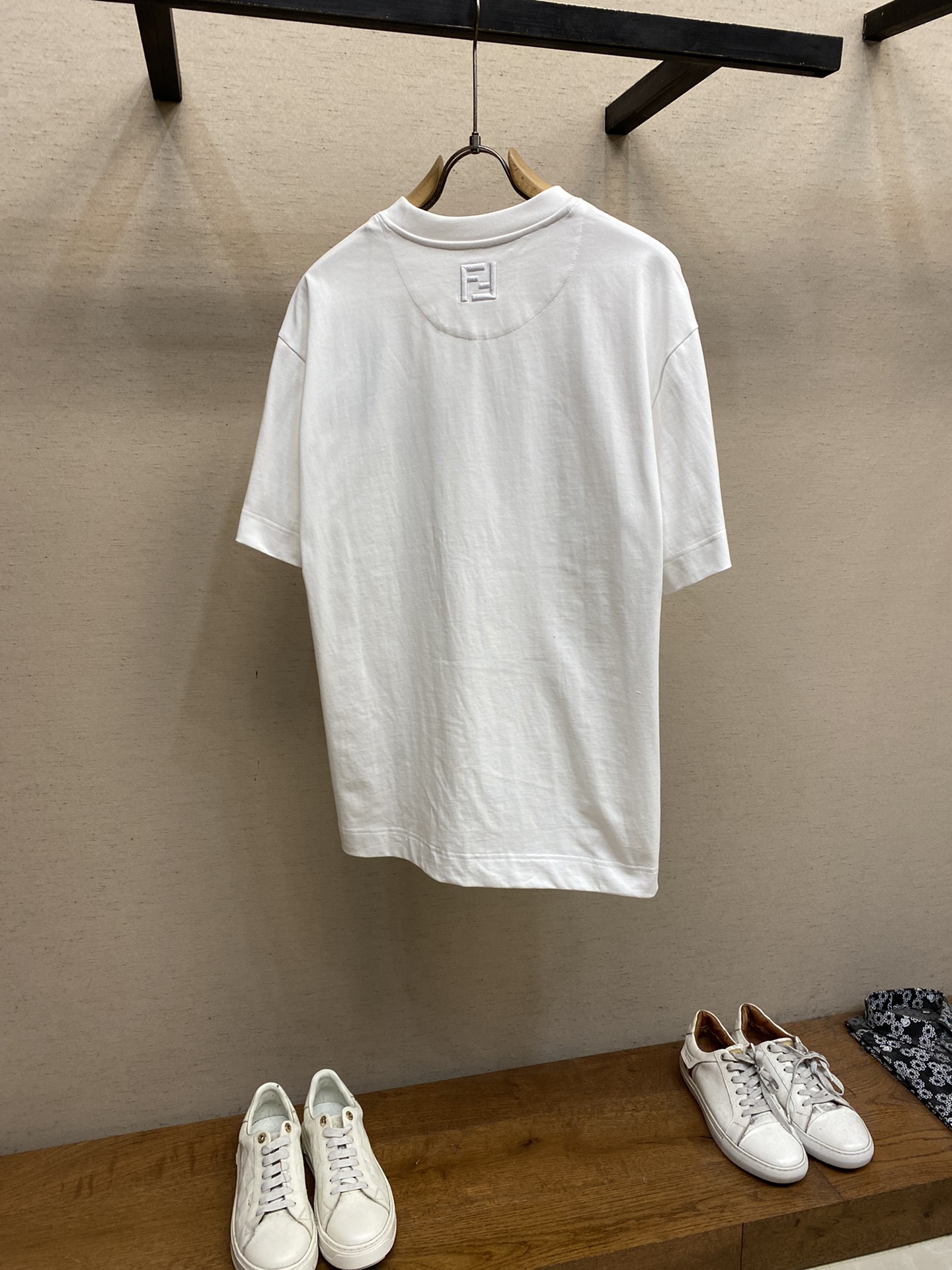 🌟🌟Fendi、男女 tee短袖T
25早春胶囊系列 🍕🌭️刺绣图案
面料厚度适中 不会过厚或过薄 透气