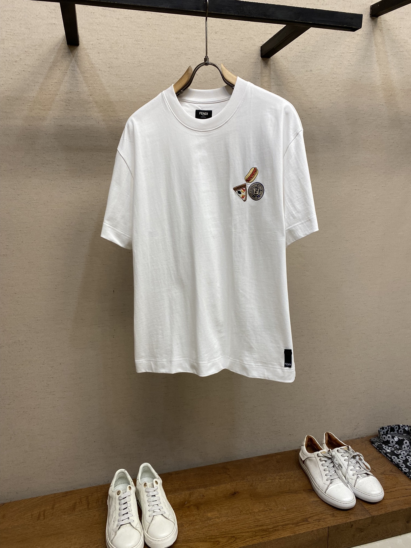 🌟🌟Fendi、男女 tee短袖T
25早春胶囊系列 🍕🌭️刺绣图案
面料厚度适中 不会过厚或过薄 透气