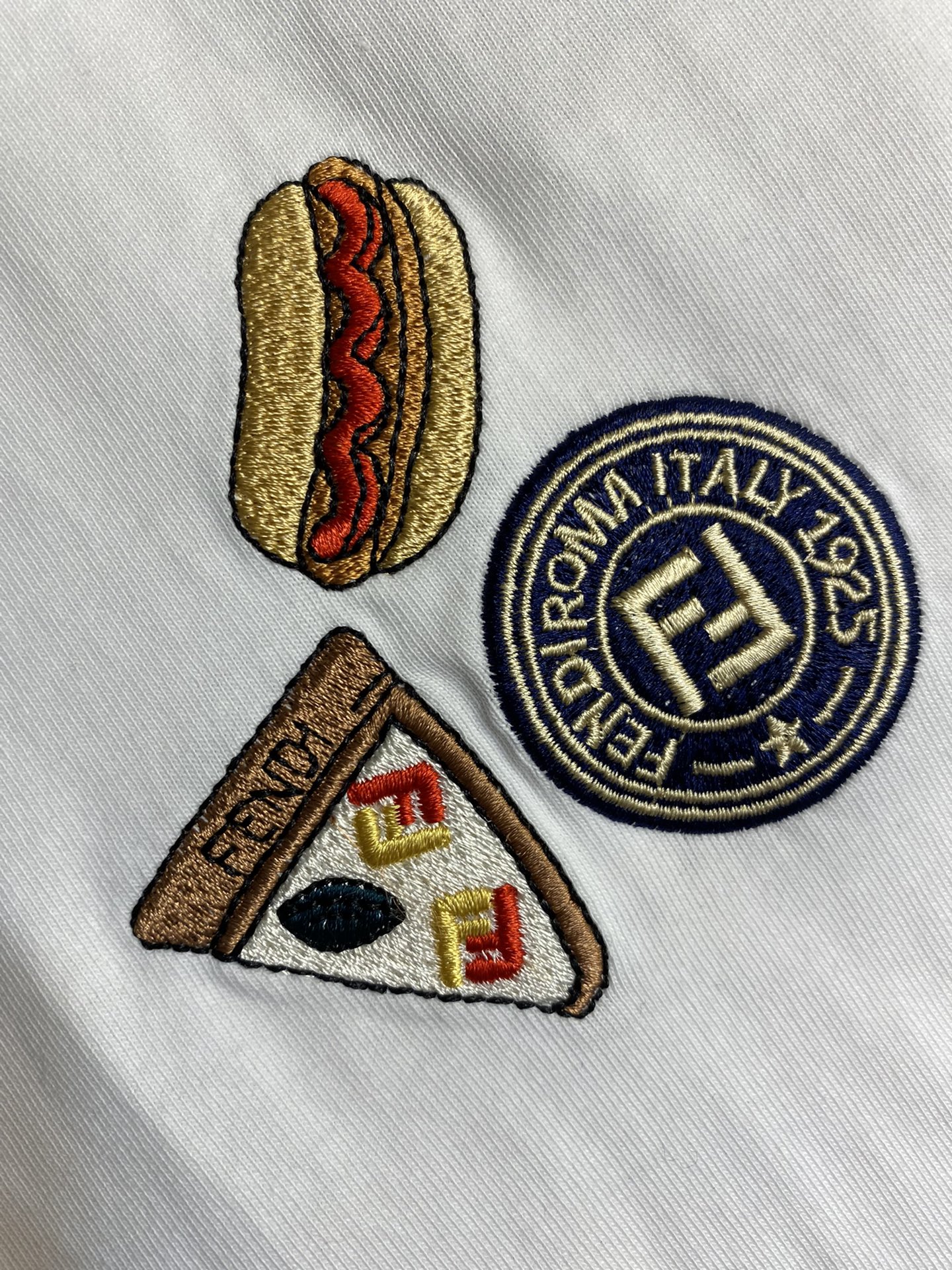 🌟🌟Fendi、男女 tee短袖T
25早春胶囊系列 🍕🌭️刺绣图案
面料厚度适中 不会过厚或过薄 透气