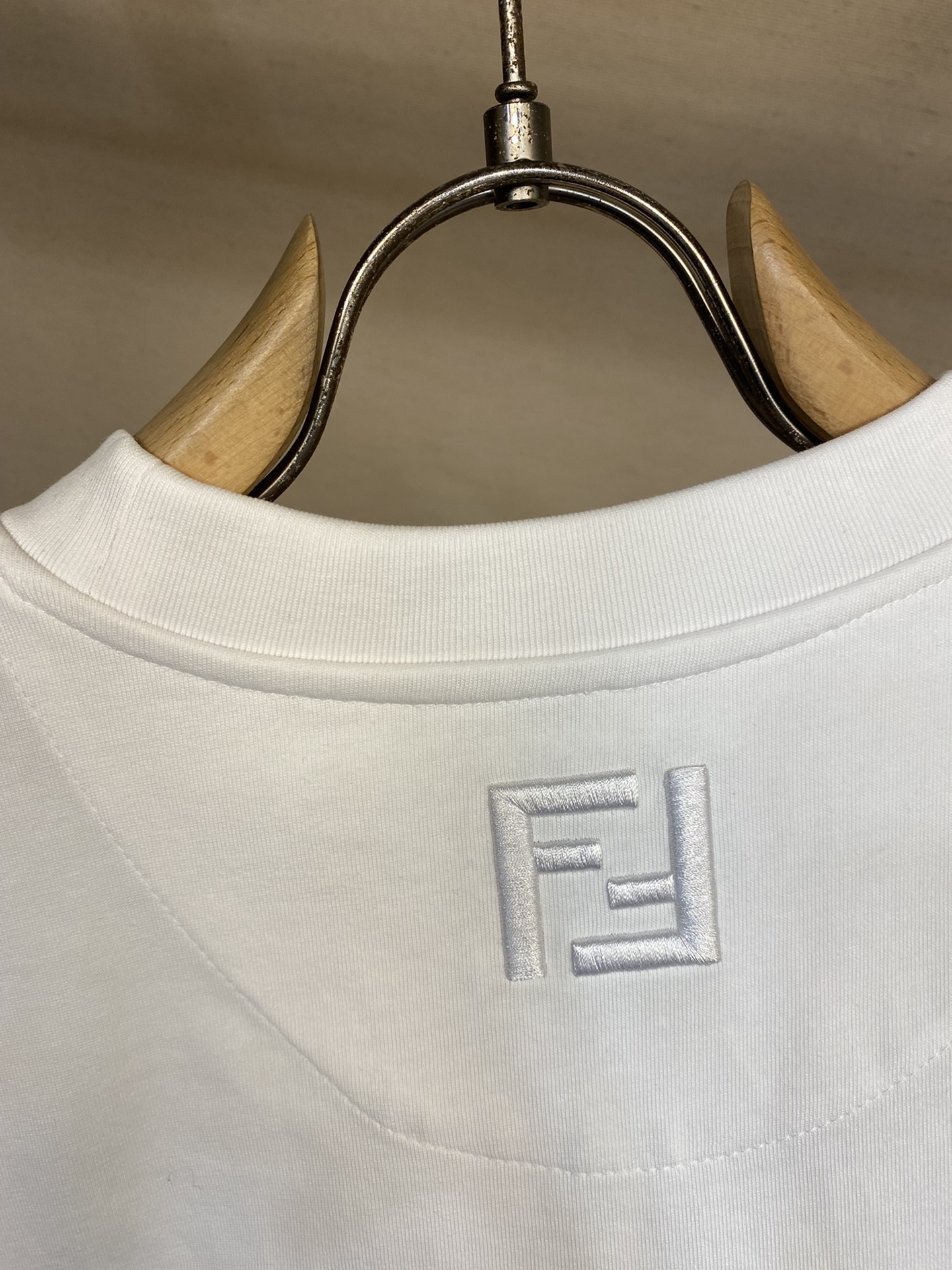 🌟🌟Fendi、男女 tee短袖T
25早春胶囊系列 🍕🌭️刺绣图案
面料厚度适中 不会过厚或过薄 透气