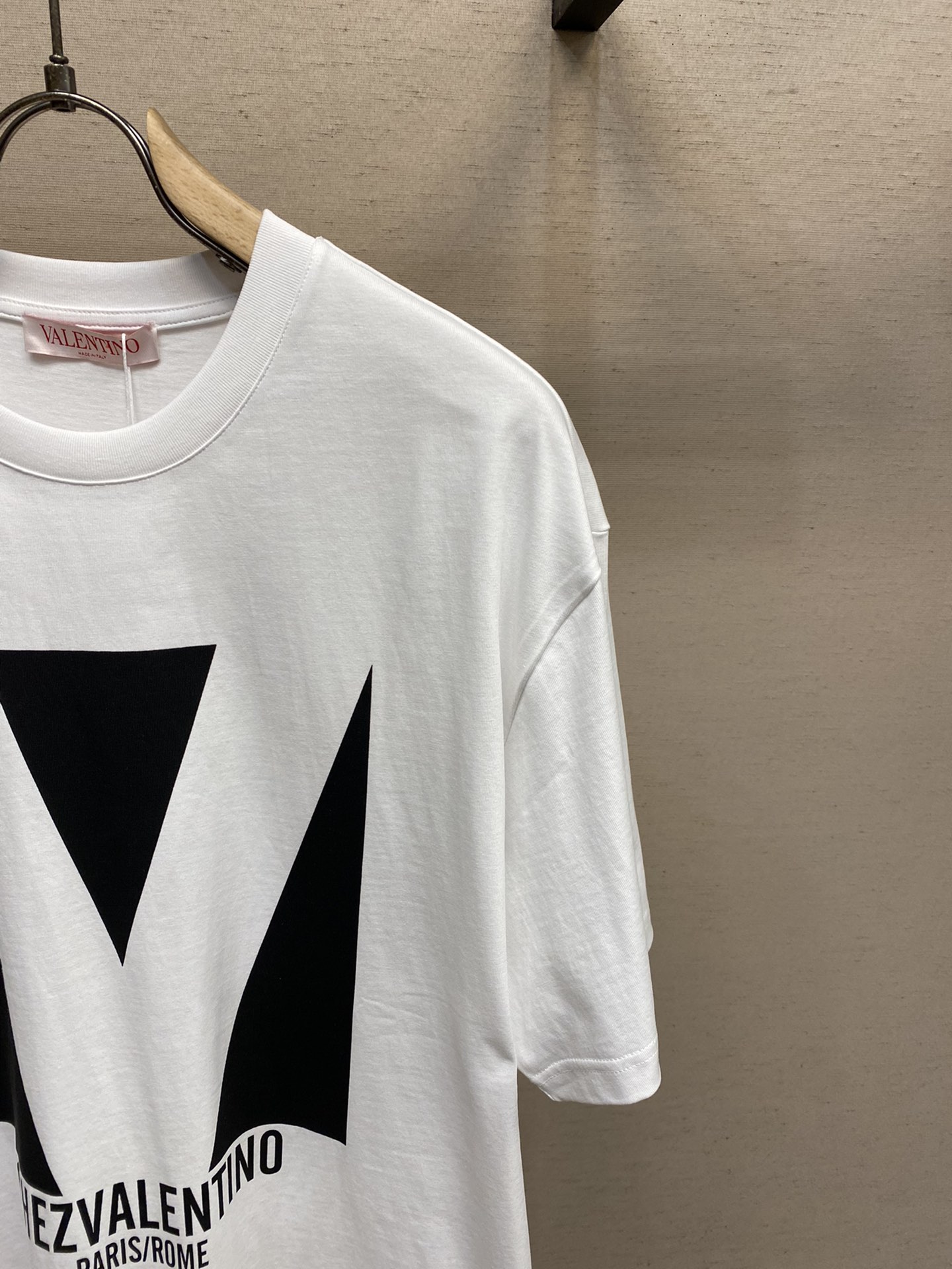 🌟🌟VLT…… Valentino 男女 tee短袖T
早春系列 印花字母色块组合图案
黑白色调搭配 呈