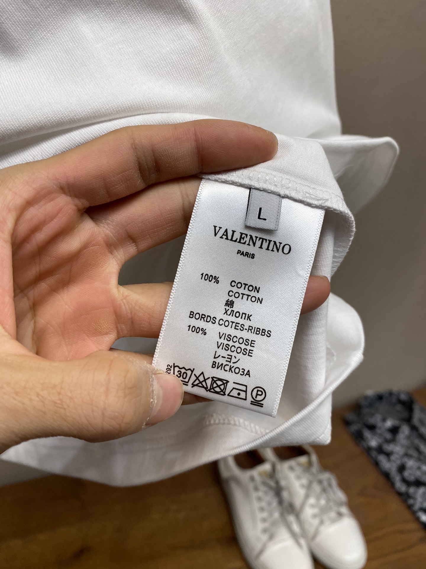 🌟🌟VLT…… Valentino 男女 tee短袖T
早春系列 印花字母色块组合图案
黑白色调搭配 呈