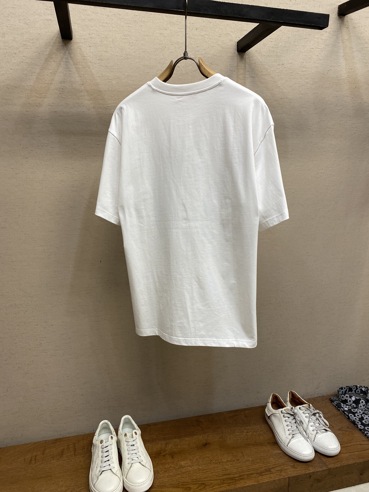 🌟🌟VLT…… Valentino 男女 tee短袖T
早春系列 印花字母色块组合图案
黑白色调搭配 呈