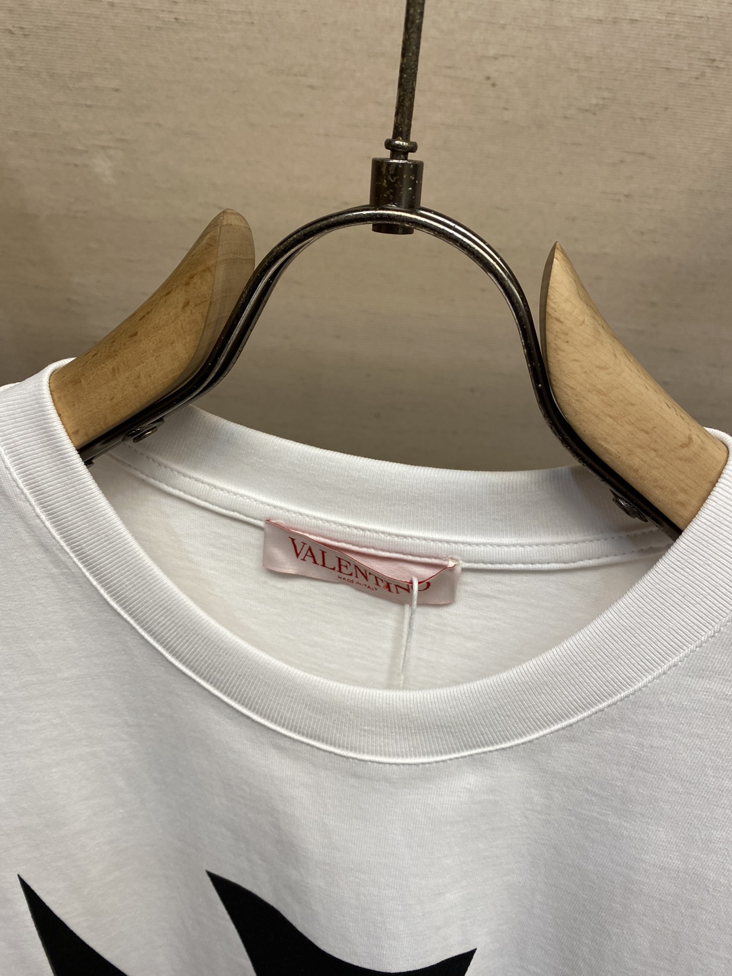 🌟🌟VLT…… Valentino 男女 tee短袖T
早春系列 印花字母色块组合图案
黑白色调搭配 呈