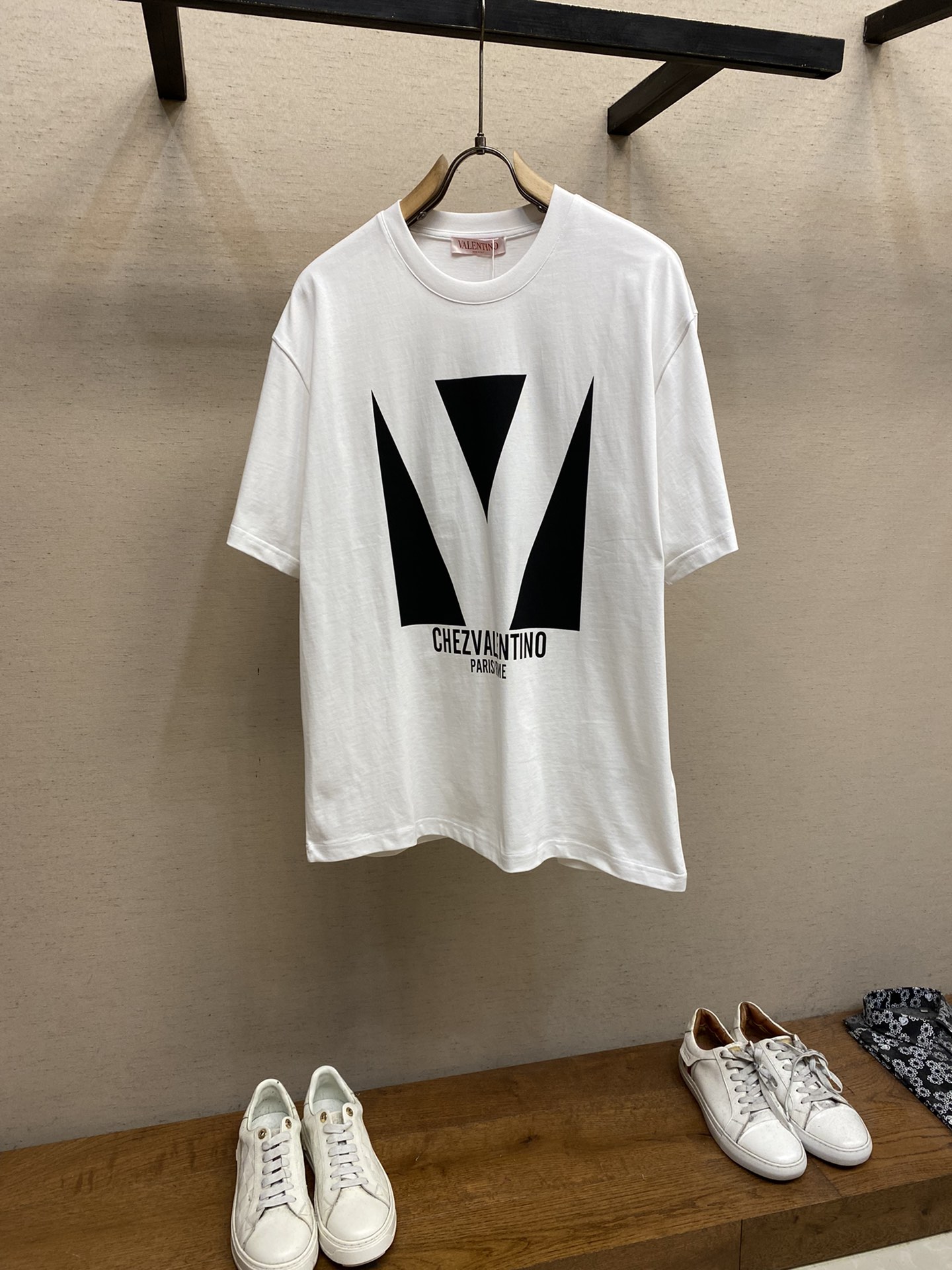 🌟🌟VLT…… Valentino 男女 tee短袖T
早春系列 印花字母色块组合图案
黑白色调搭配 呈