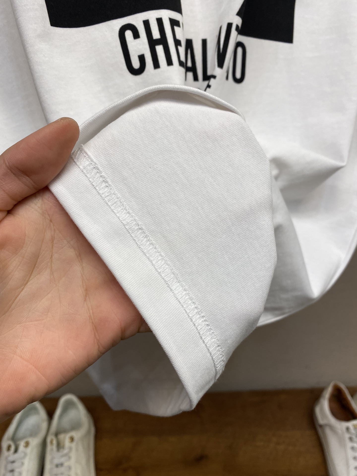 🌟🌟VLT…… Valentino 男女 tee短袖T
早春系列 印花字母色块组合图案
黑白色调搭配 呈